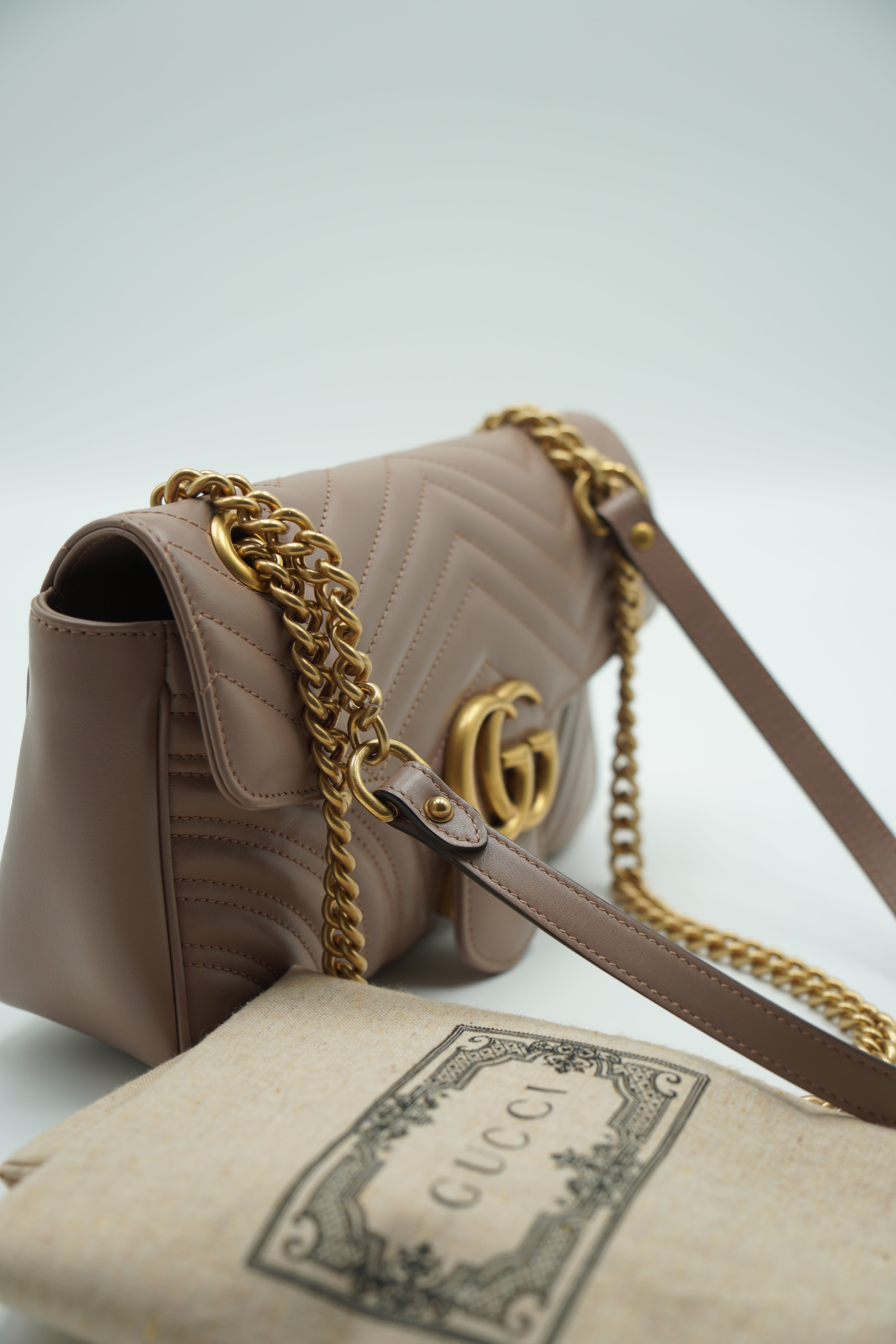 Bolso de hombro pequeño Gucci Marmont GG rosa