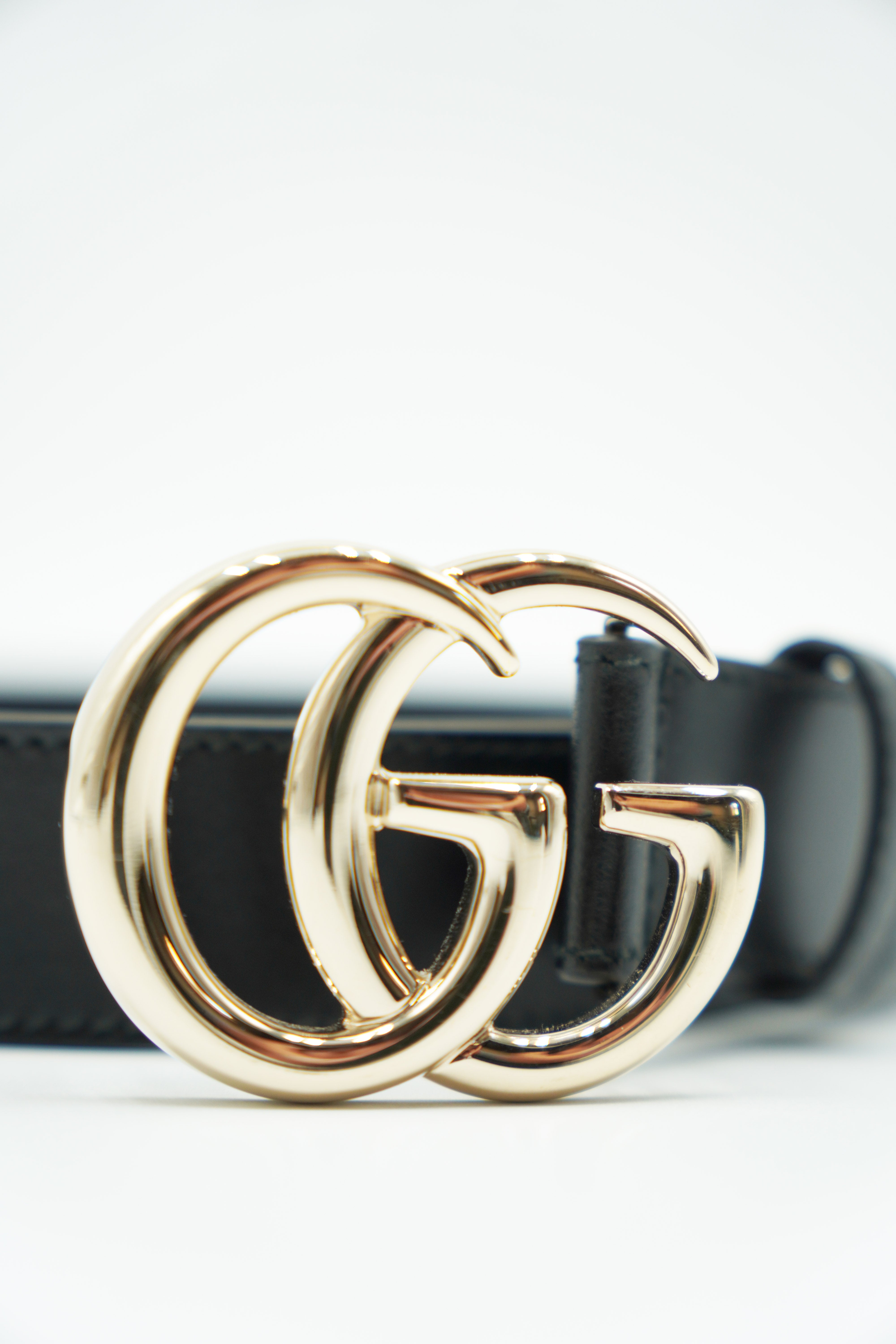 Gucci Cintura GG Marmont Pelle Nera e Oro Chiaro - Usato Autentico
