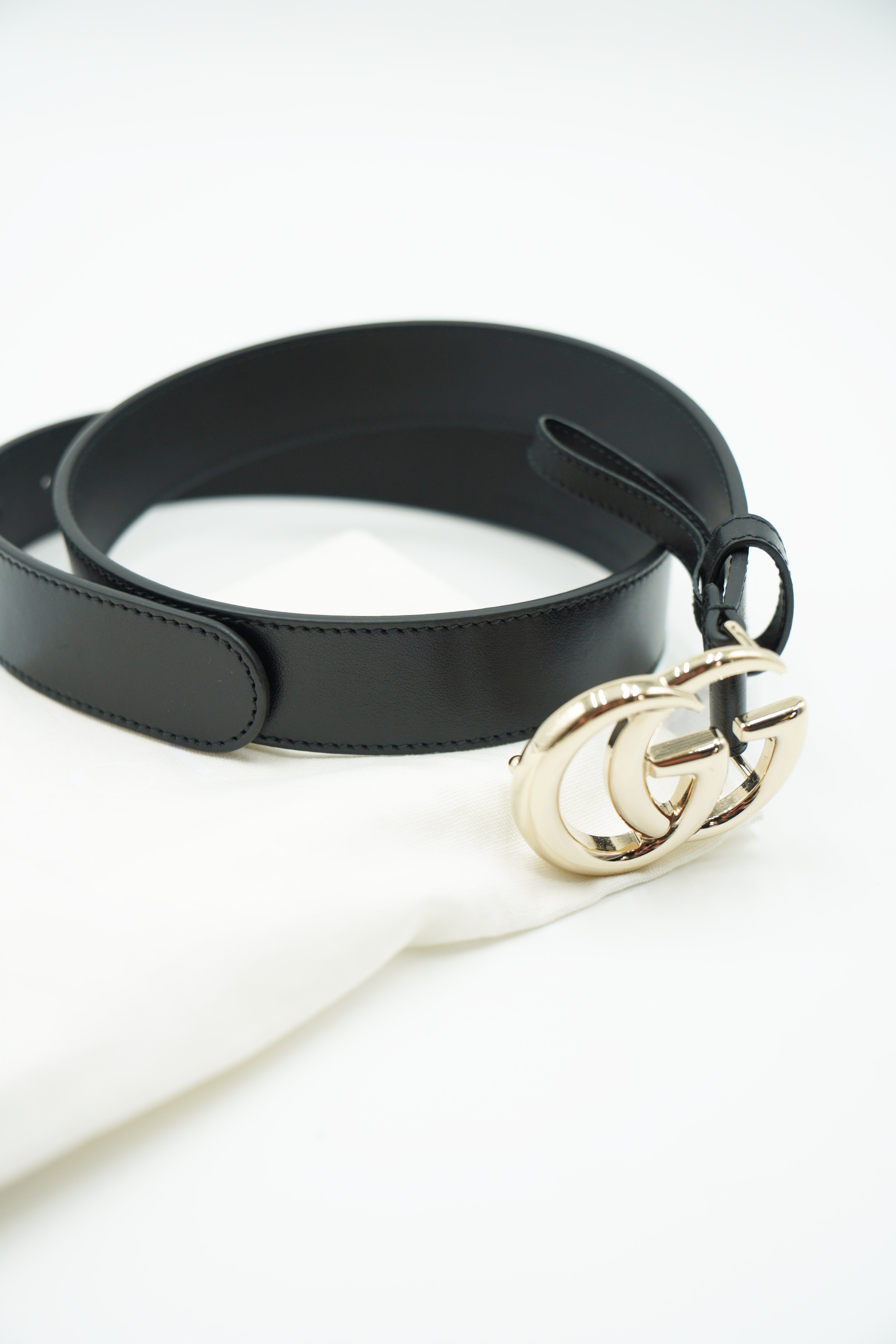 Gucci Cintura GG Marmont Pelle Nera e Oro Chiaro - Usato Autentico