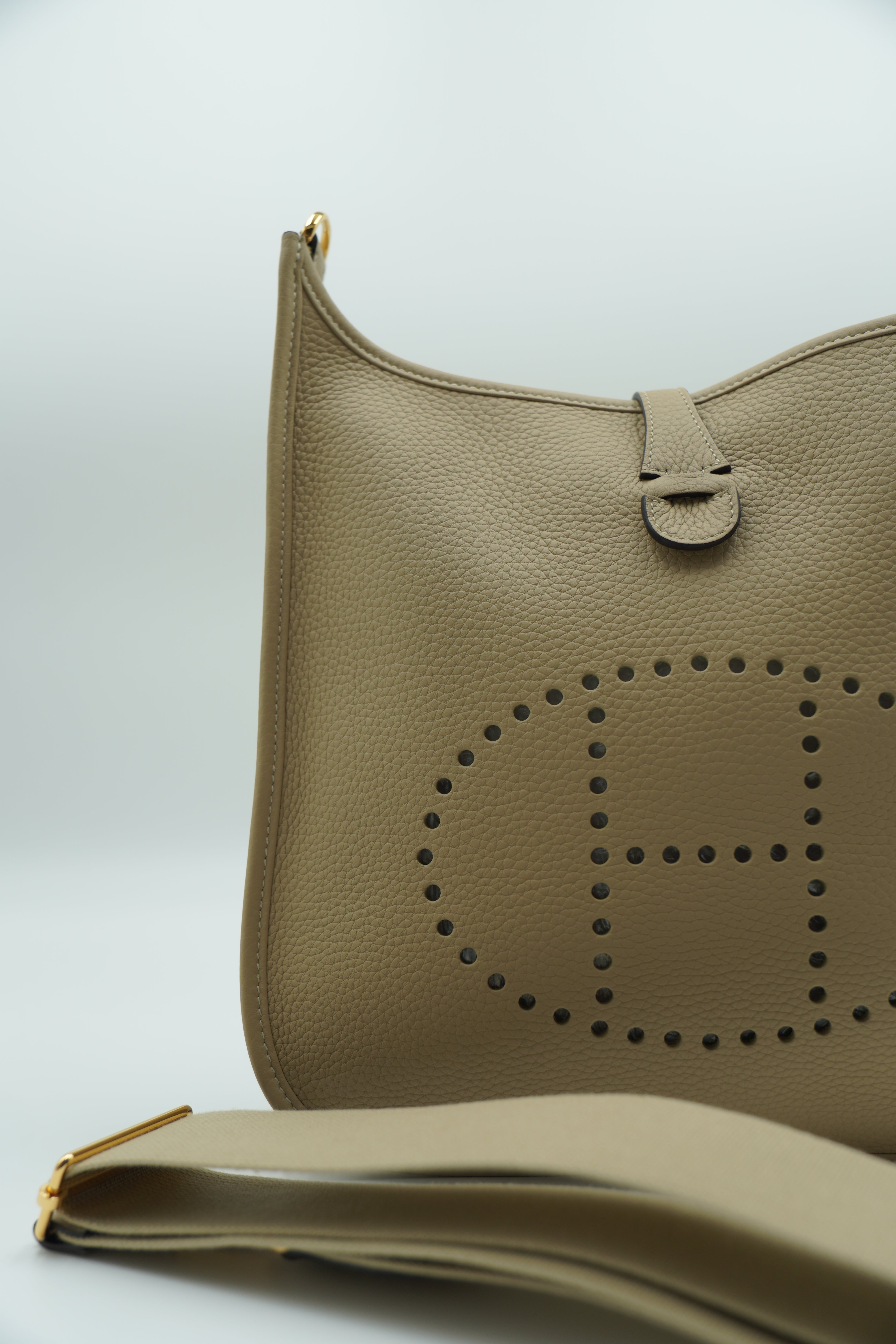 Bolso Hermès Evelyn de 29 cm, piel Clemence color beige