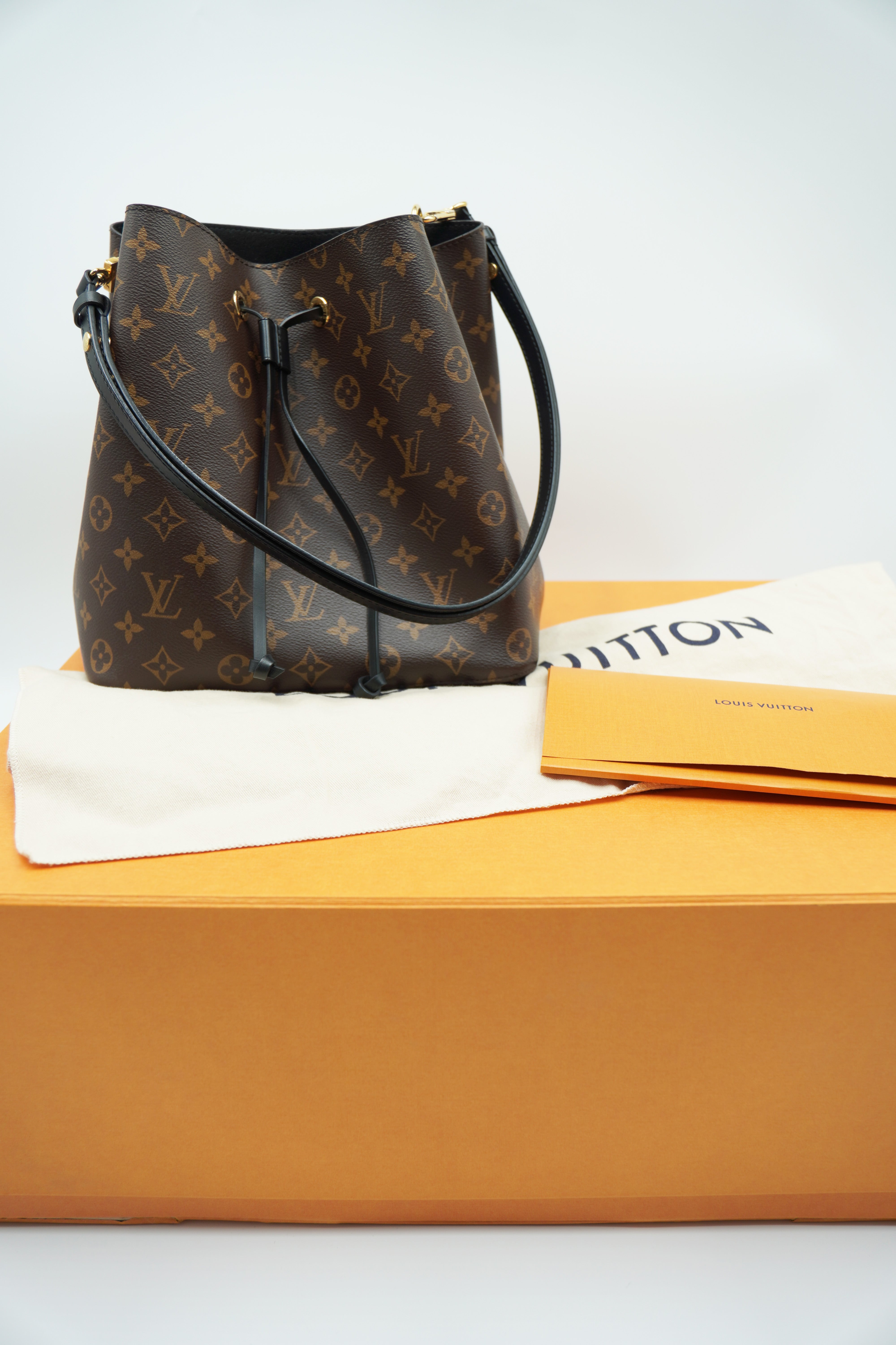Louis Vuitton Borsa Neo Noè Monogram e Pelle Nero - Usata Autentica
