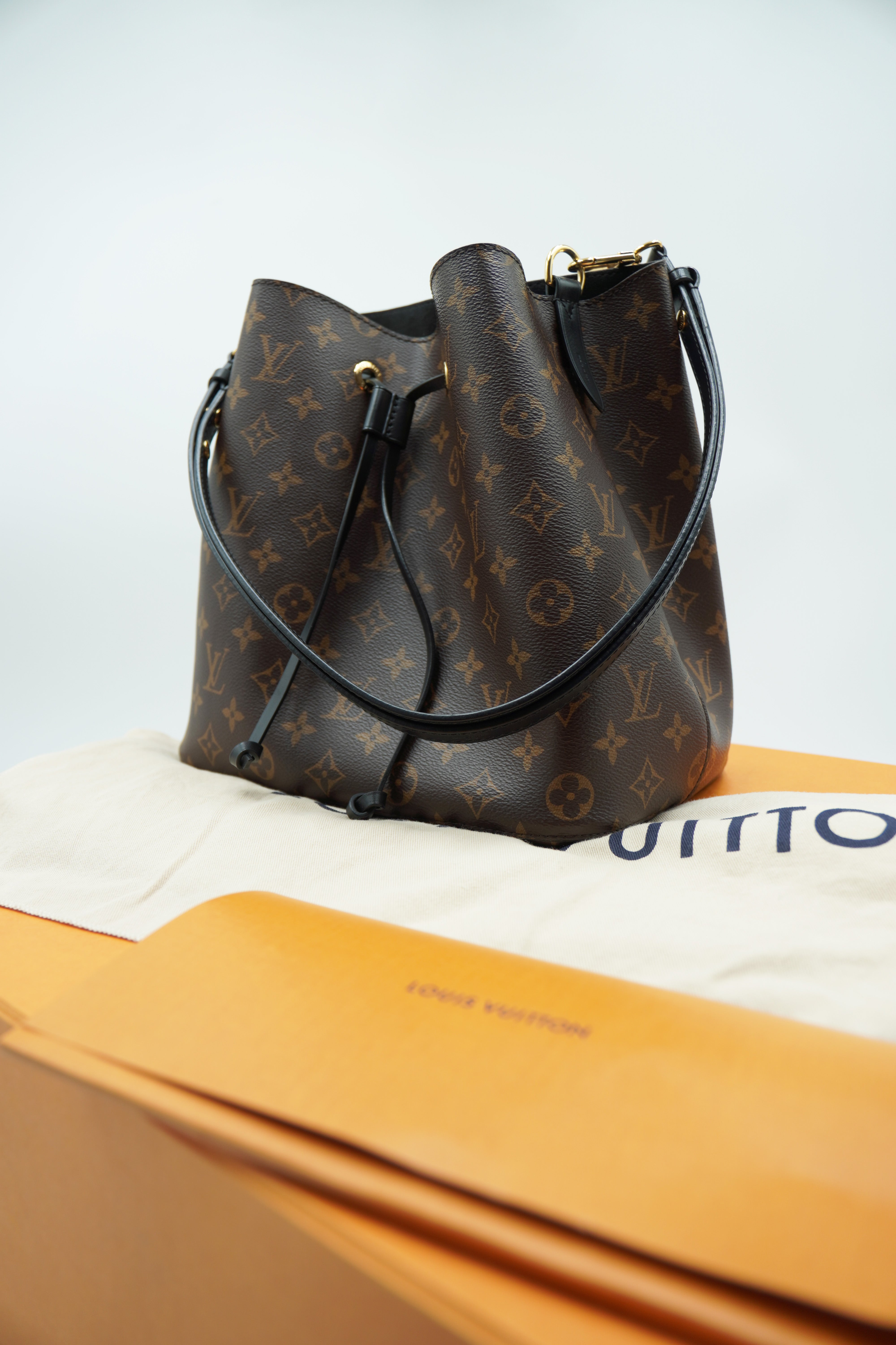 Louis Vuitton Borsa Neo Noè Monogram e Pelle Nero - Usata Autentica
