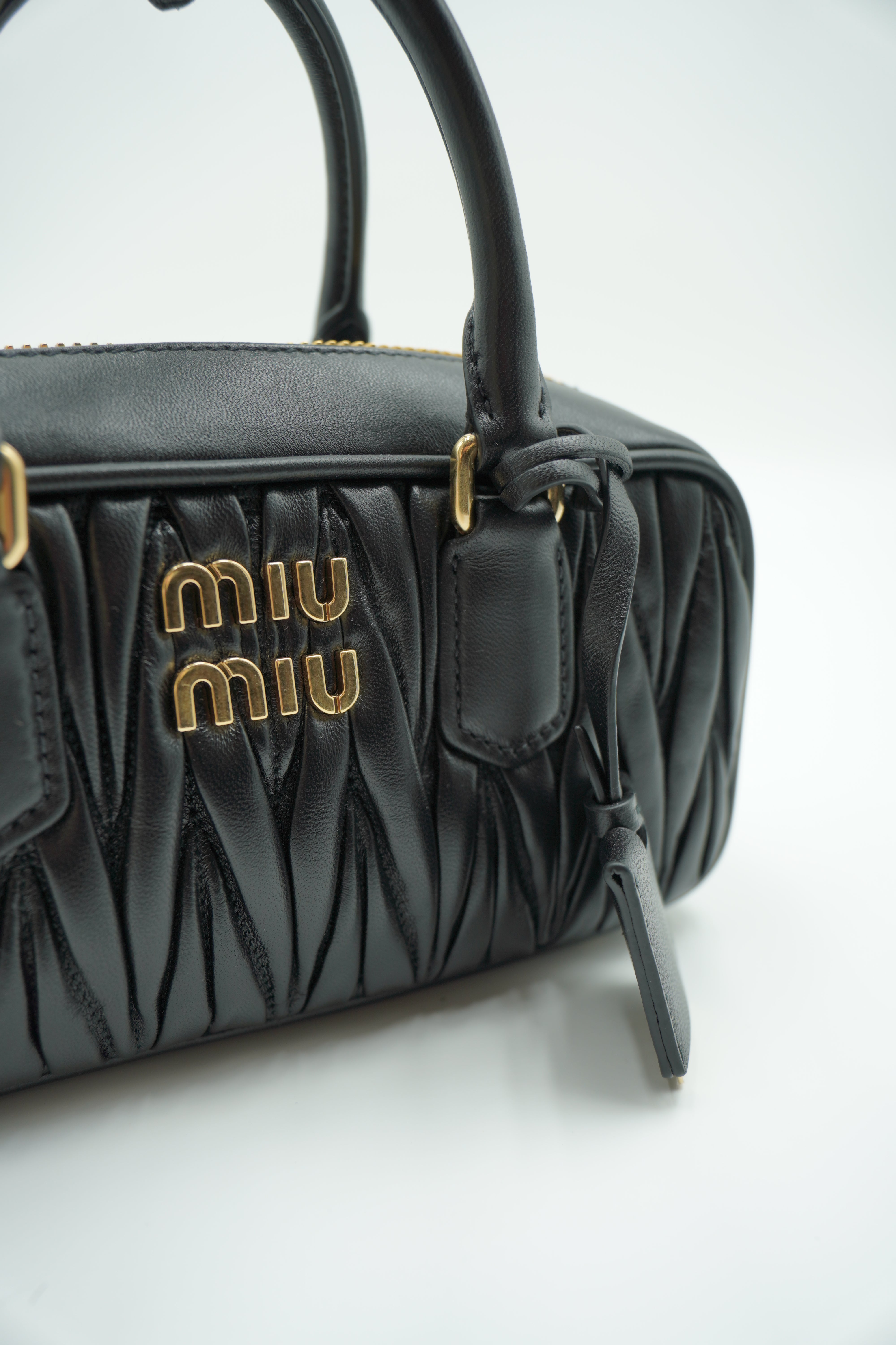 Bolso Miu Miu Arcadie en napa matelassé regular negra