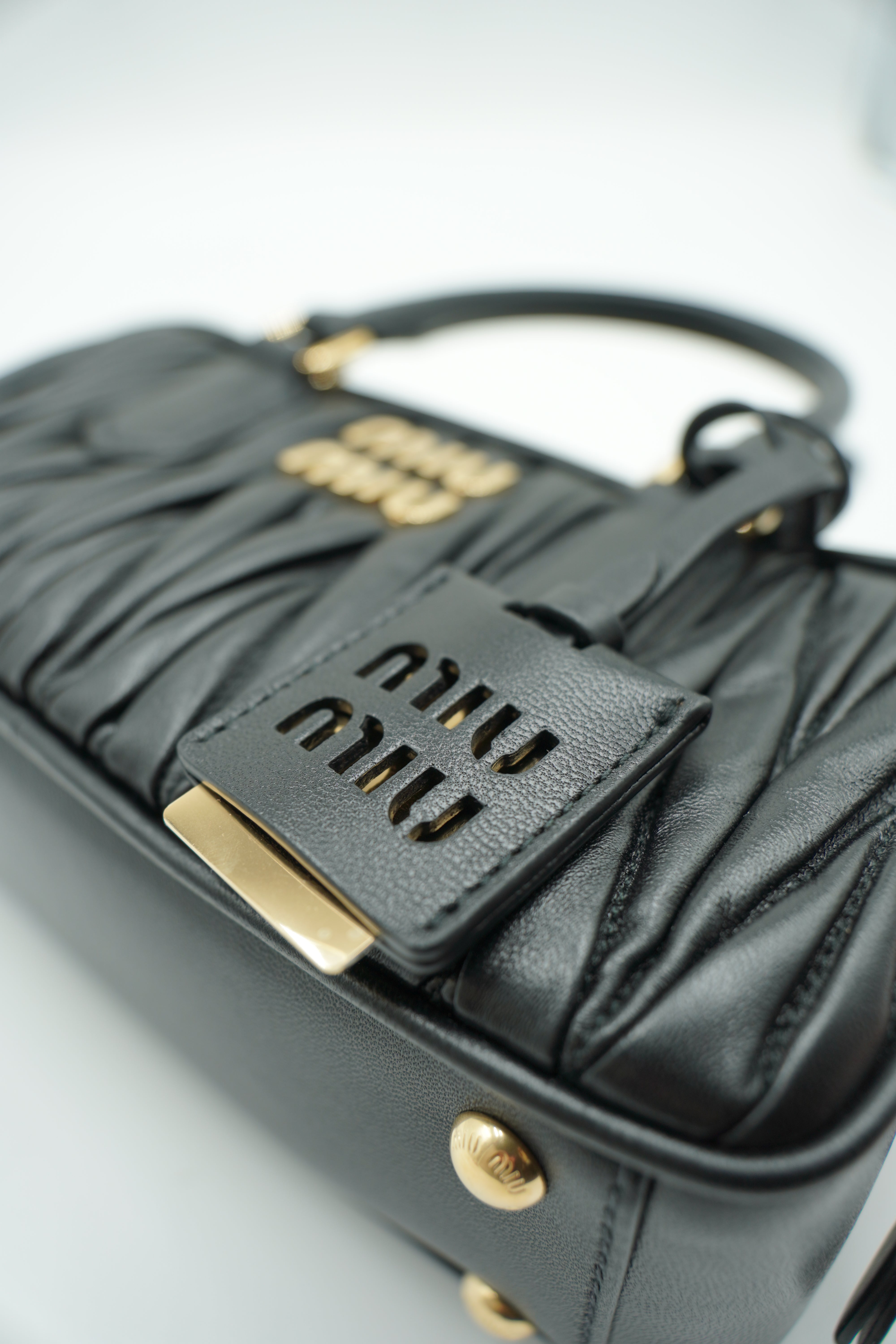 Bolso Miu Miu Arcadie en napa matelassé regular negra