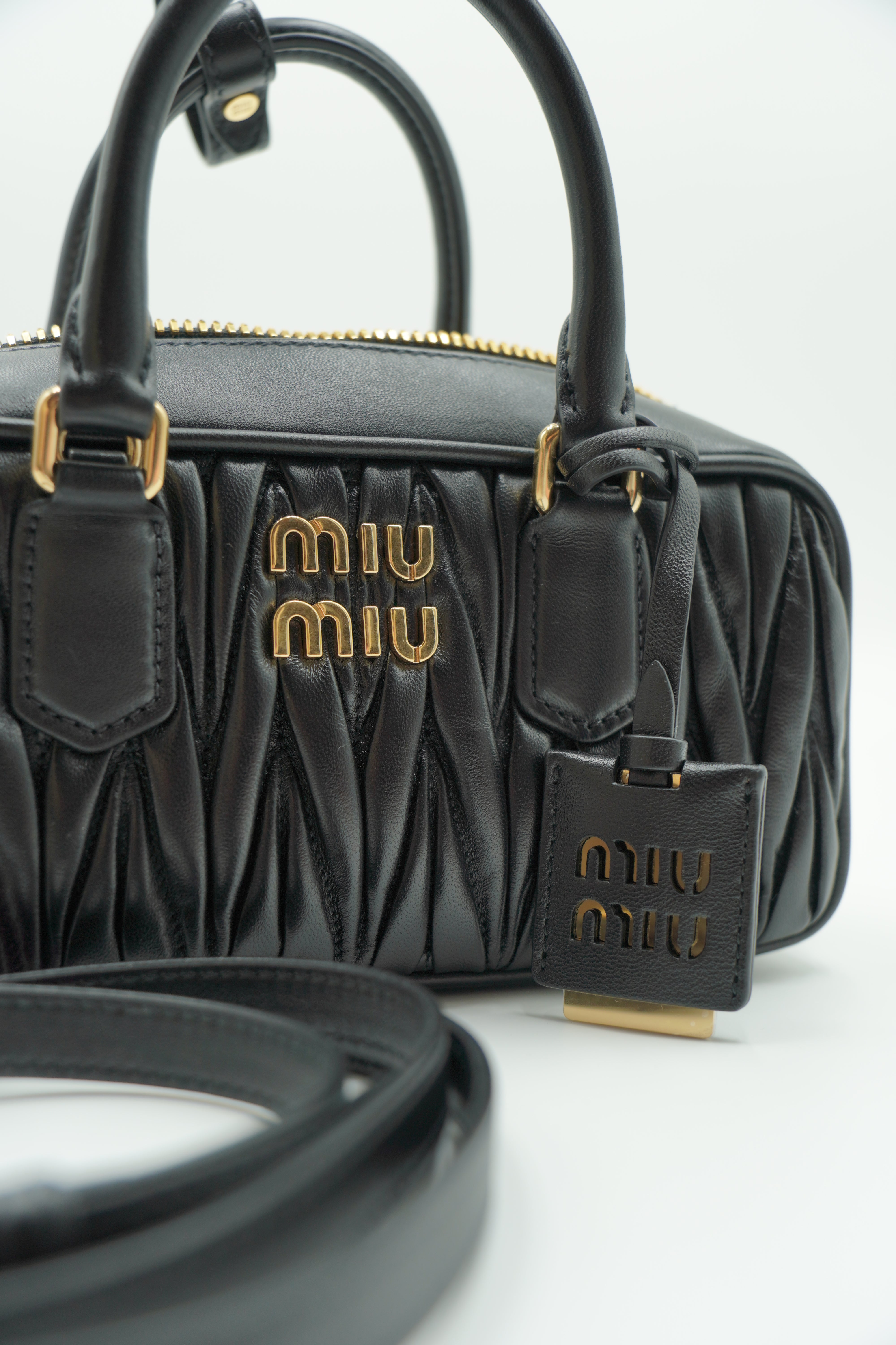 Bolso Miu Miu Arcadie en napa matelassé regular negra