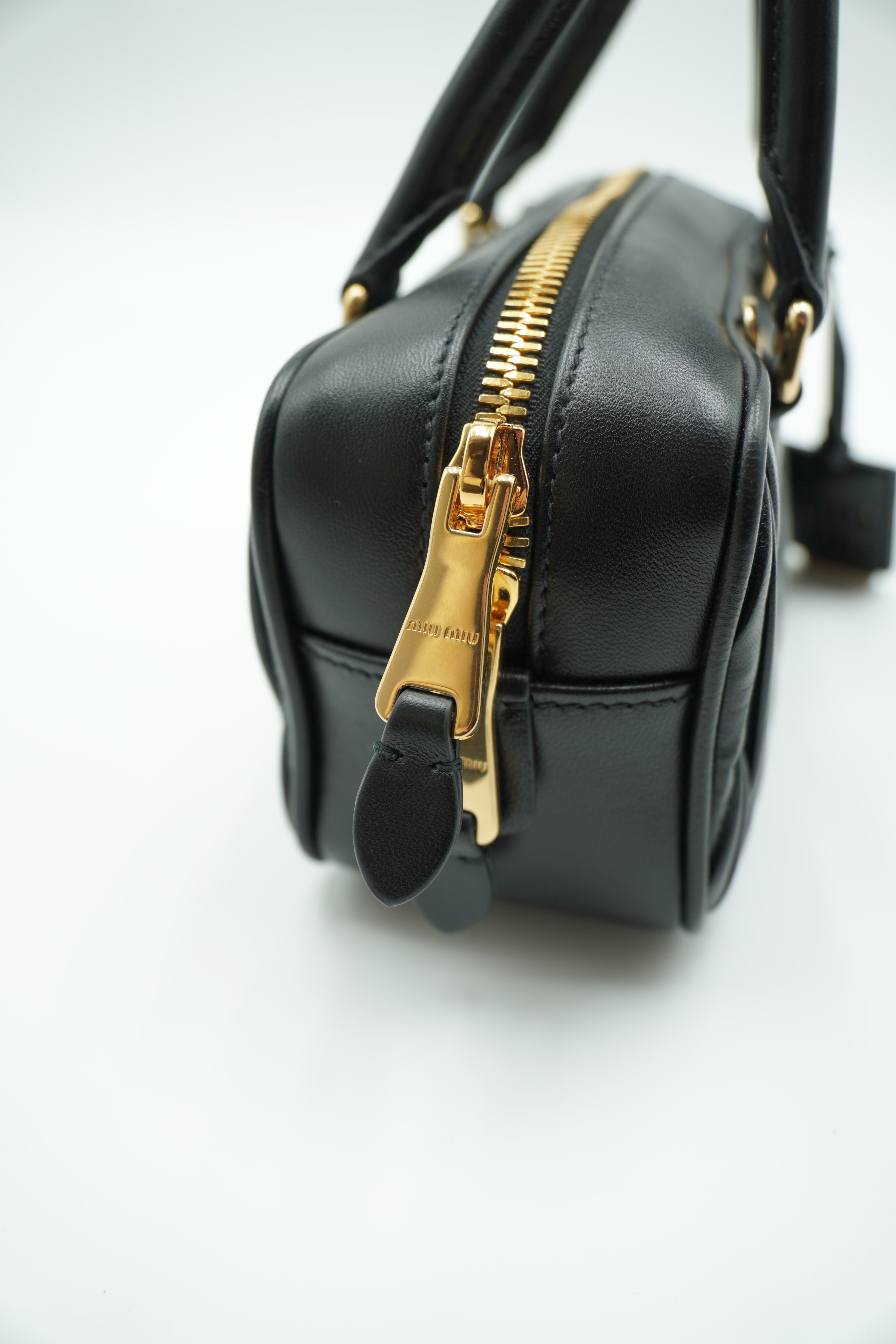 Bolso Miu Miu Arcadie en napa matelassé regular negra