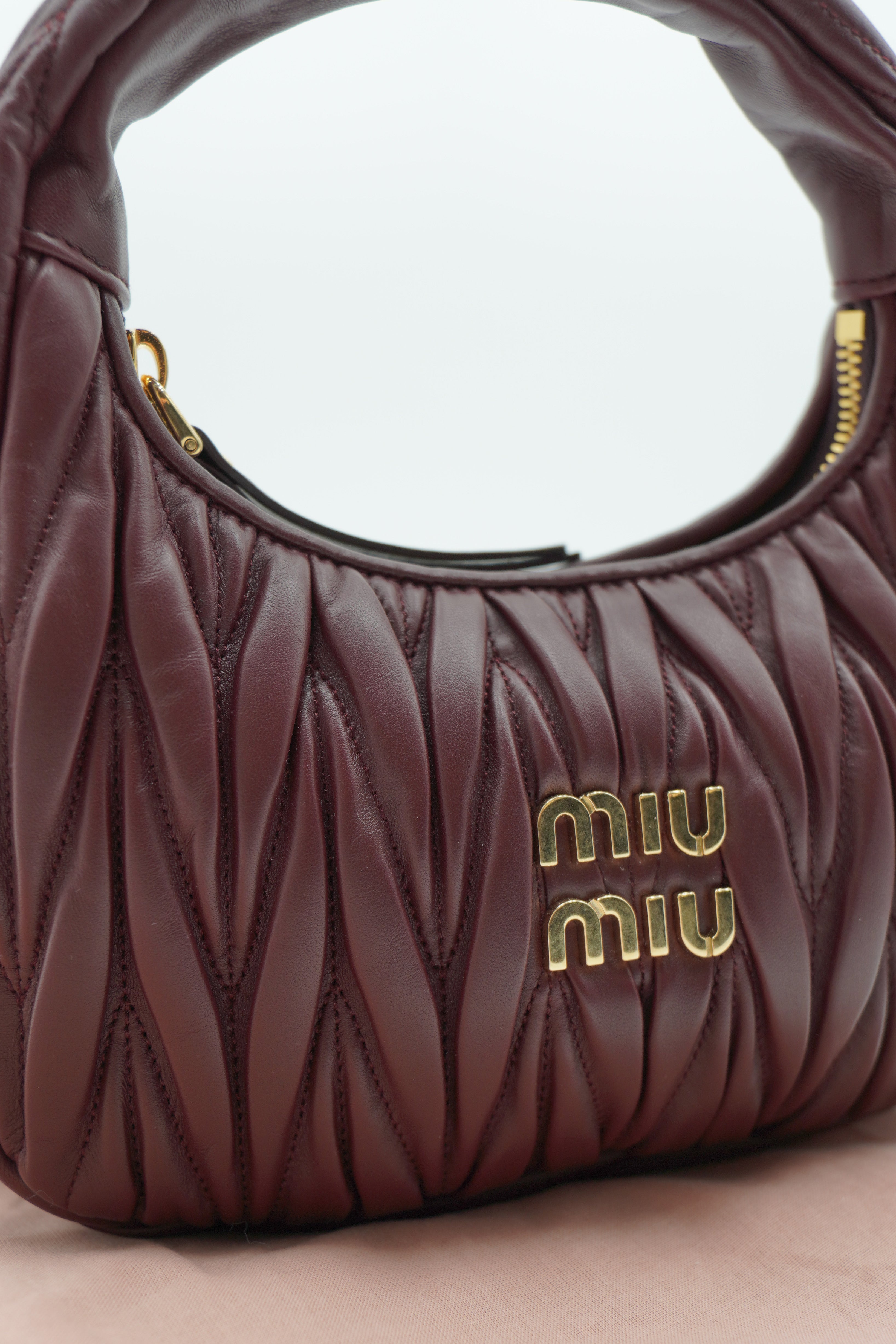 Bolso hobo Wander de Miu Miu en napa matelassé burdeos pequeño
