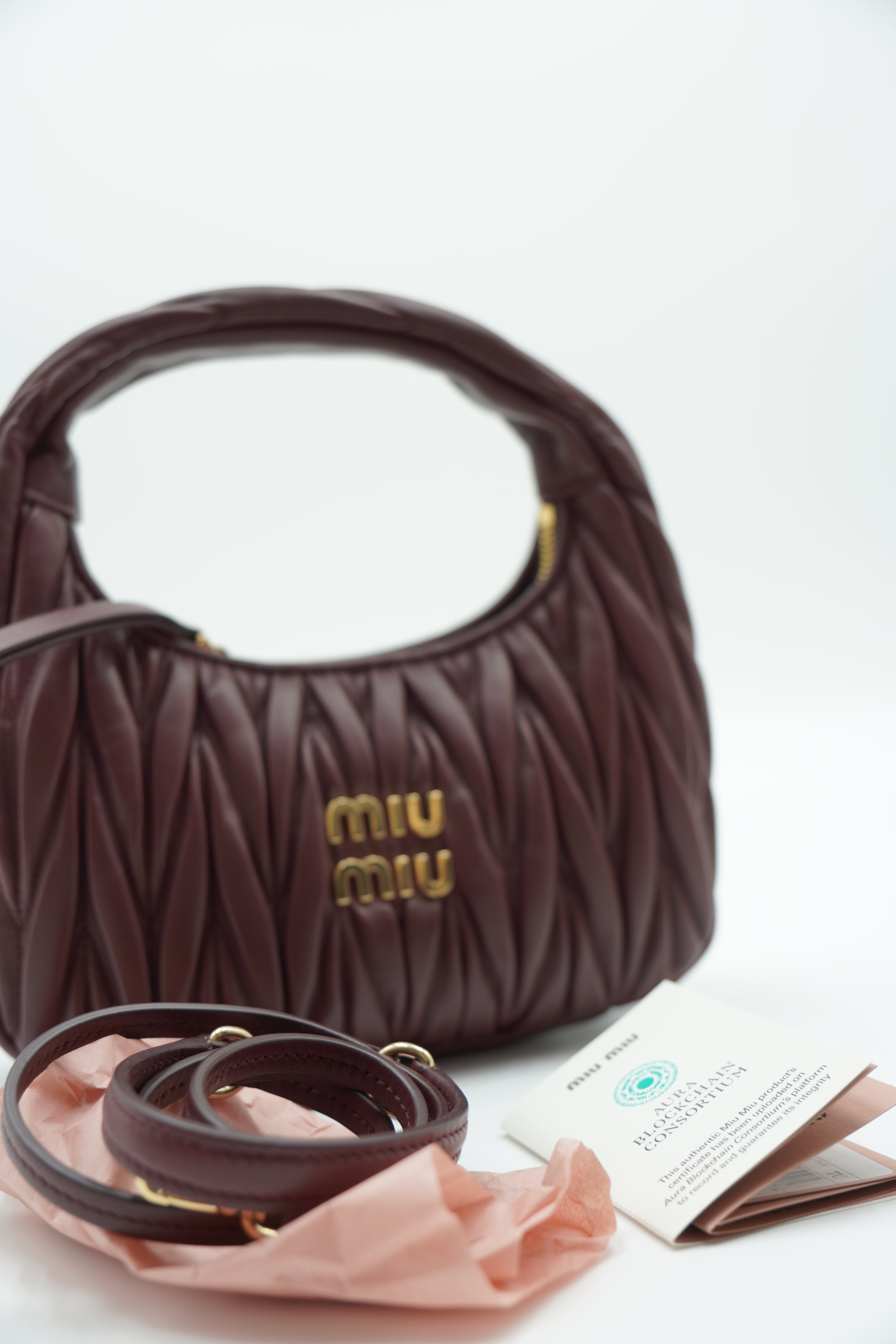 Bolso hobo Wander de Miu Miu en napa matelassé burdeos pequeño