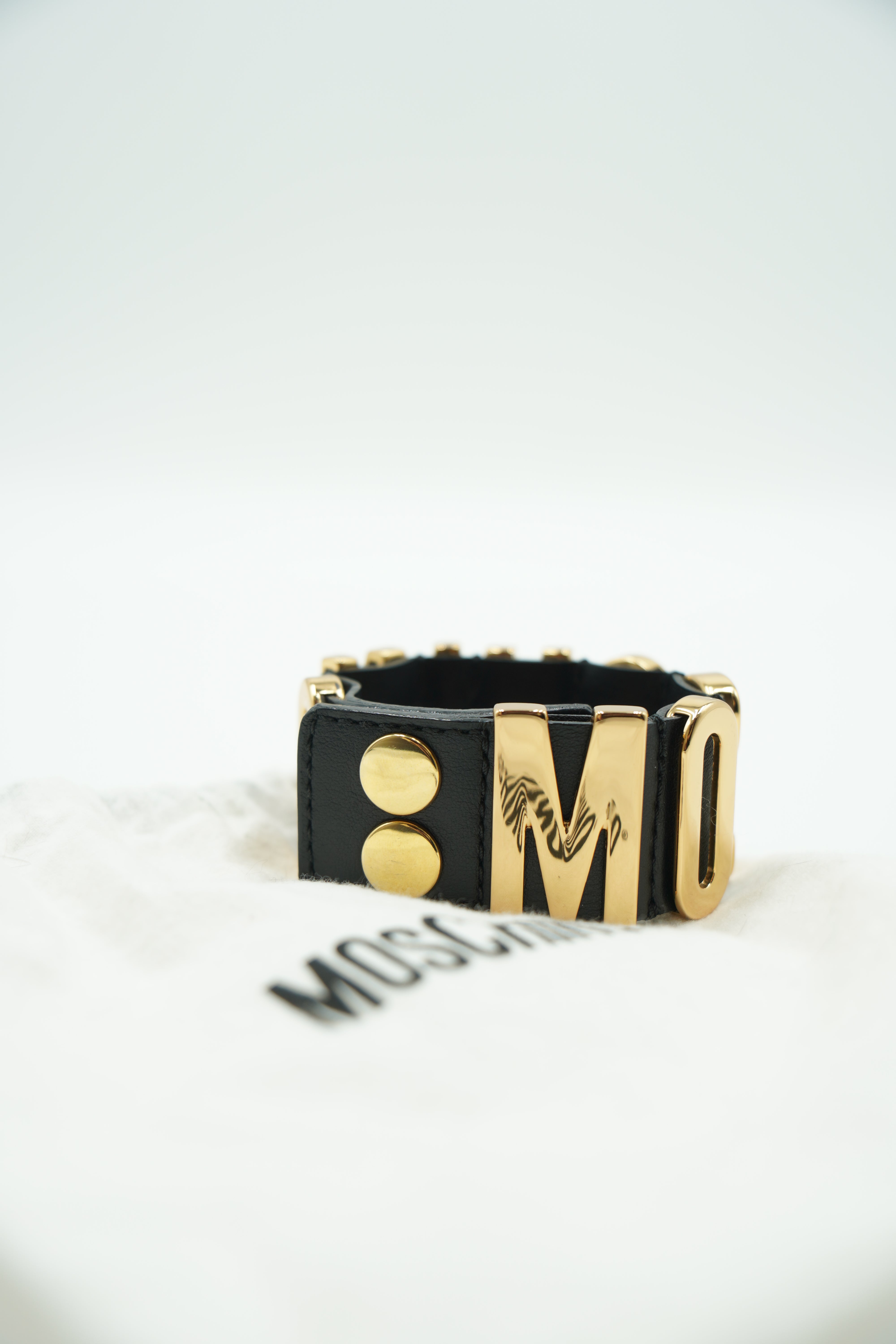 Pulsera con logotipo de Moschino en oro y cuero