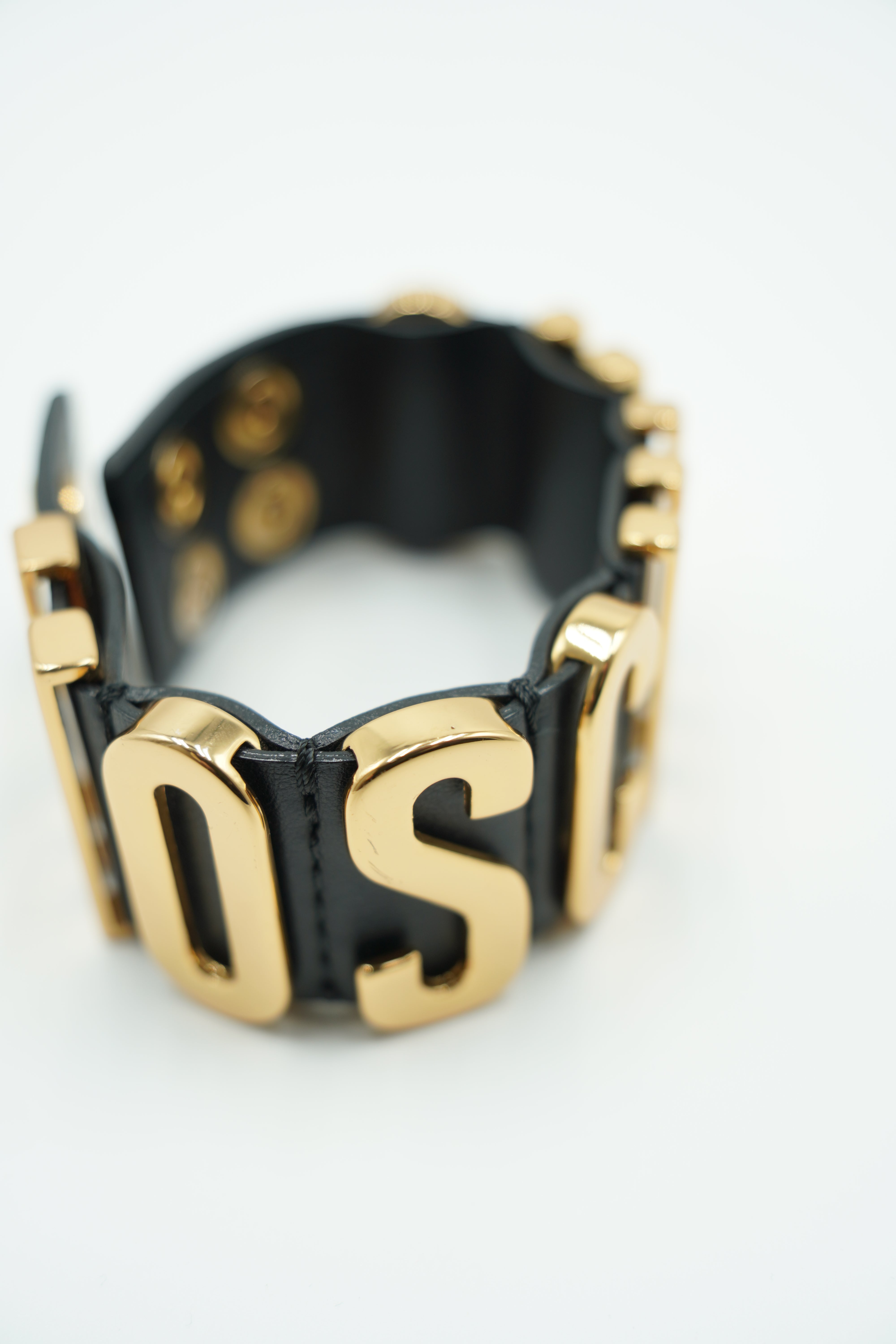 Pulsera con logotipo de Moschino en oro y cuero