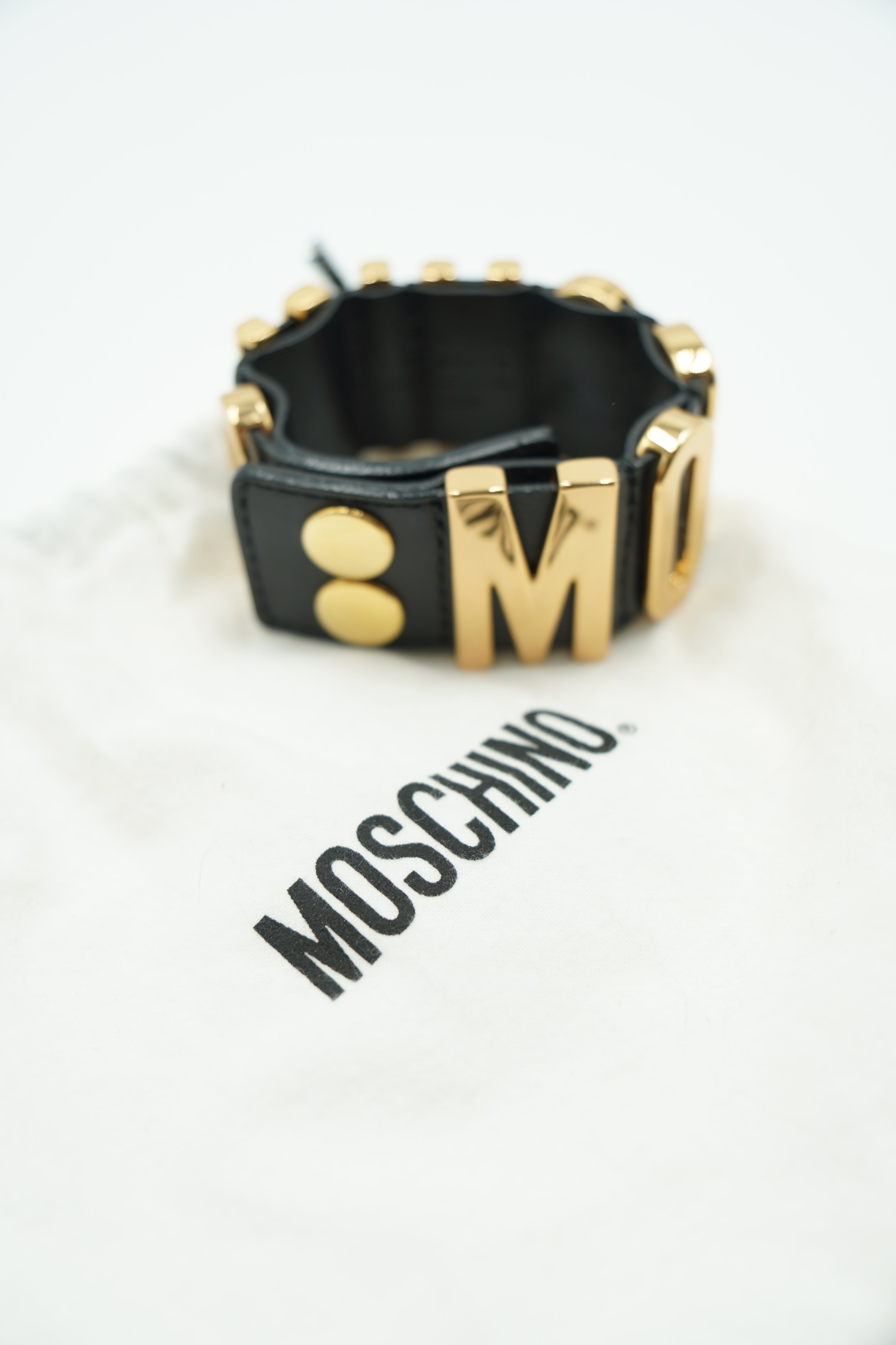 Pulsera con logotipo de Moschino en oro y cuero