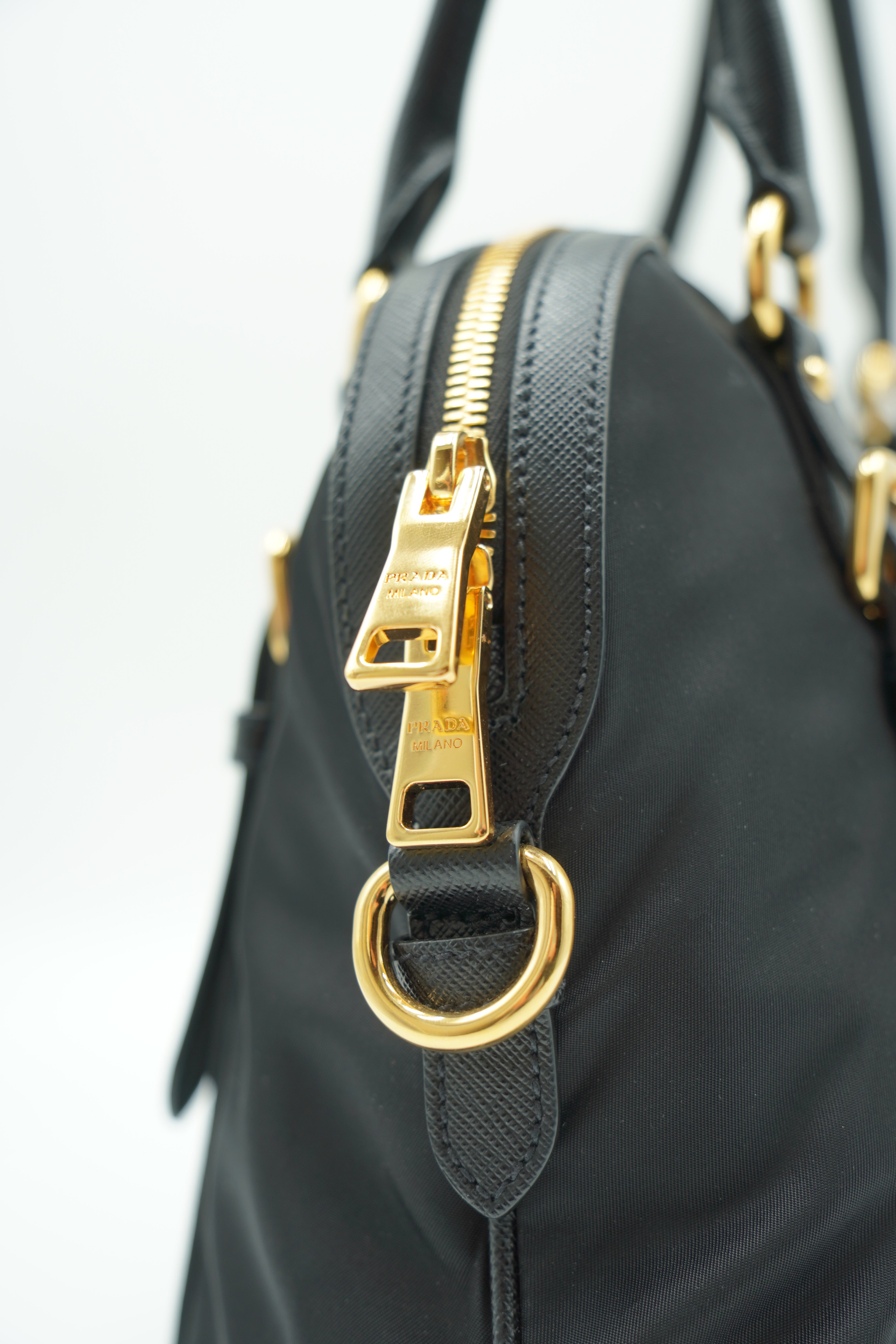 Bolso tote Prada con correa de hombro de nailon y piel saffiano