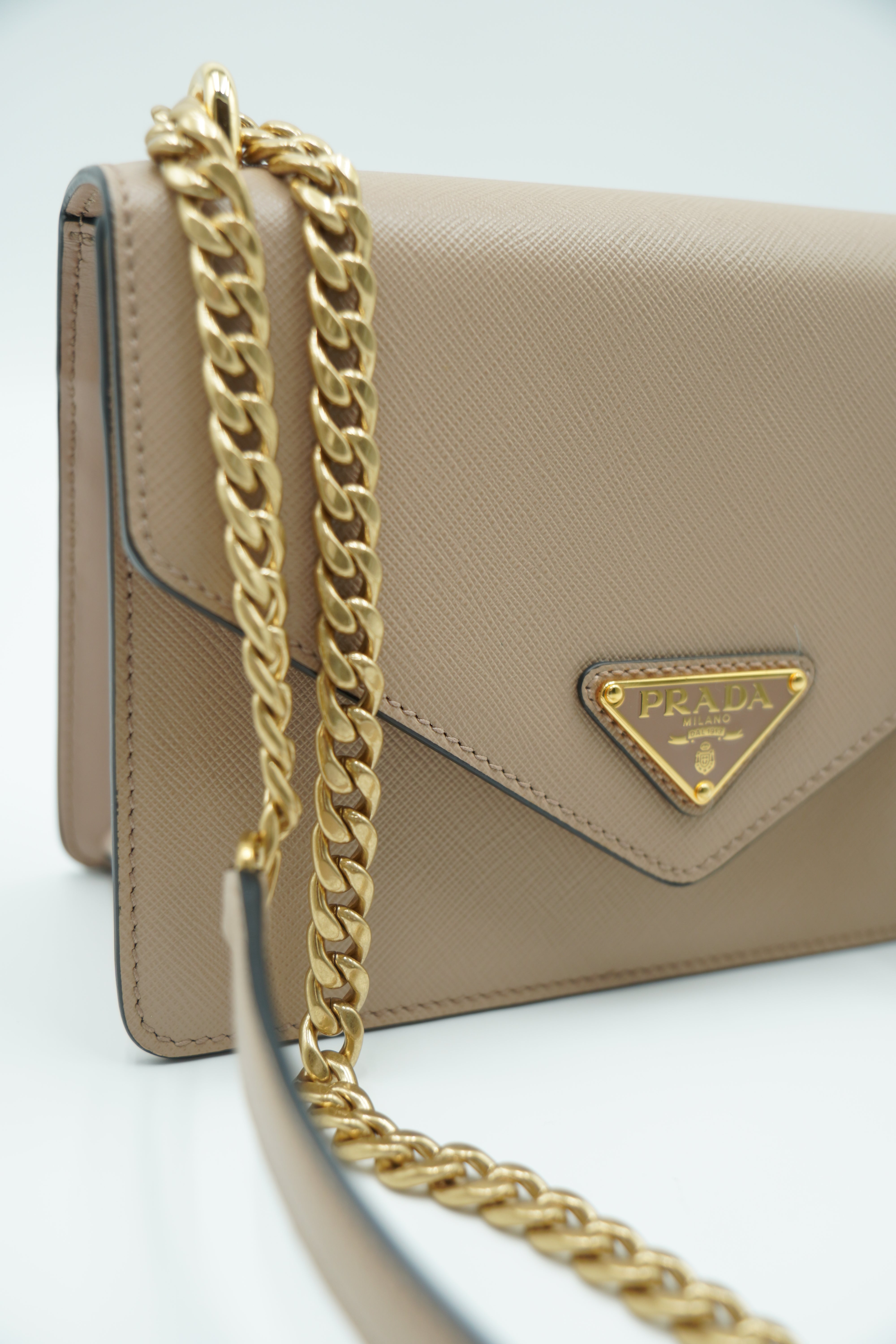 Bolso de hombro Prada Saffiano en color beige