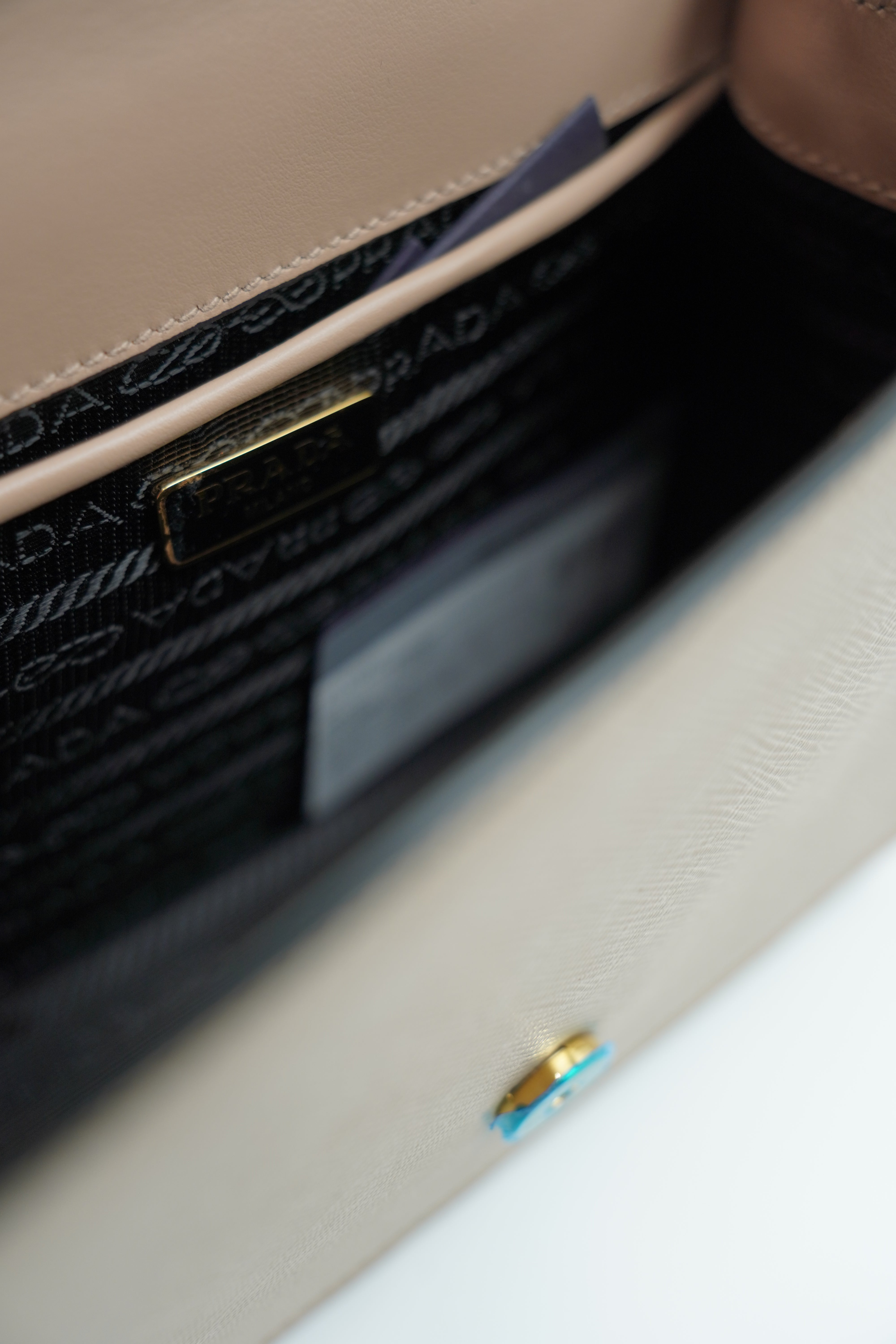 Bolso de hombro Prada Saffiano en color beige