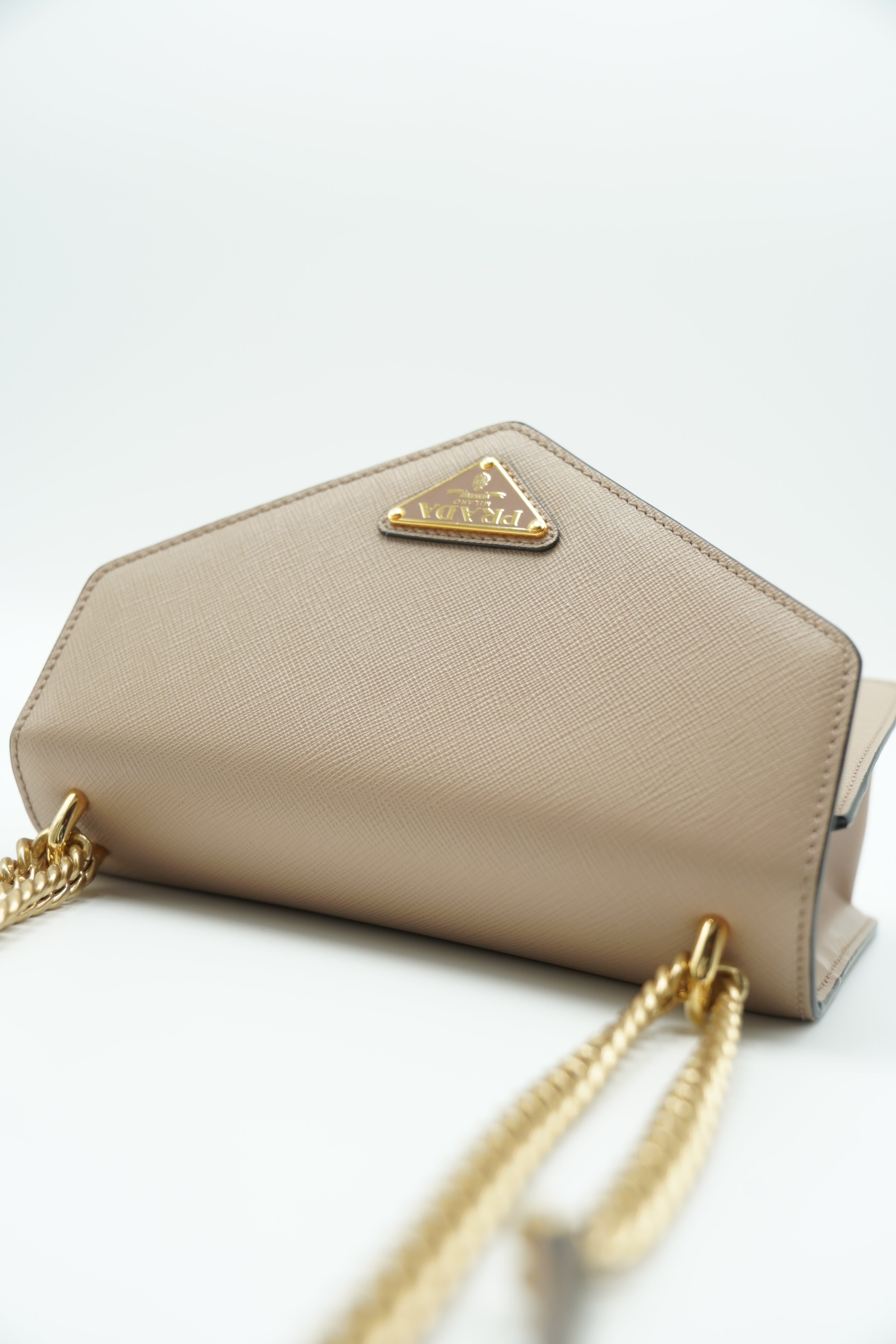 Bolso de hombro Prada Saffiano en color beige
