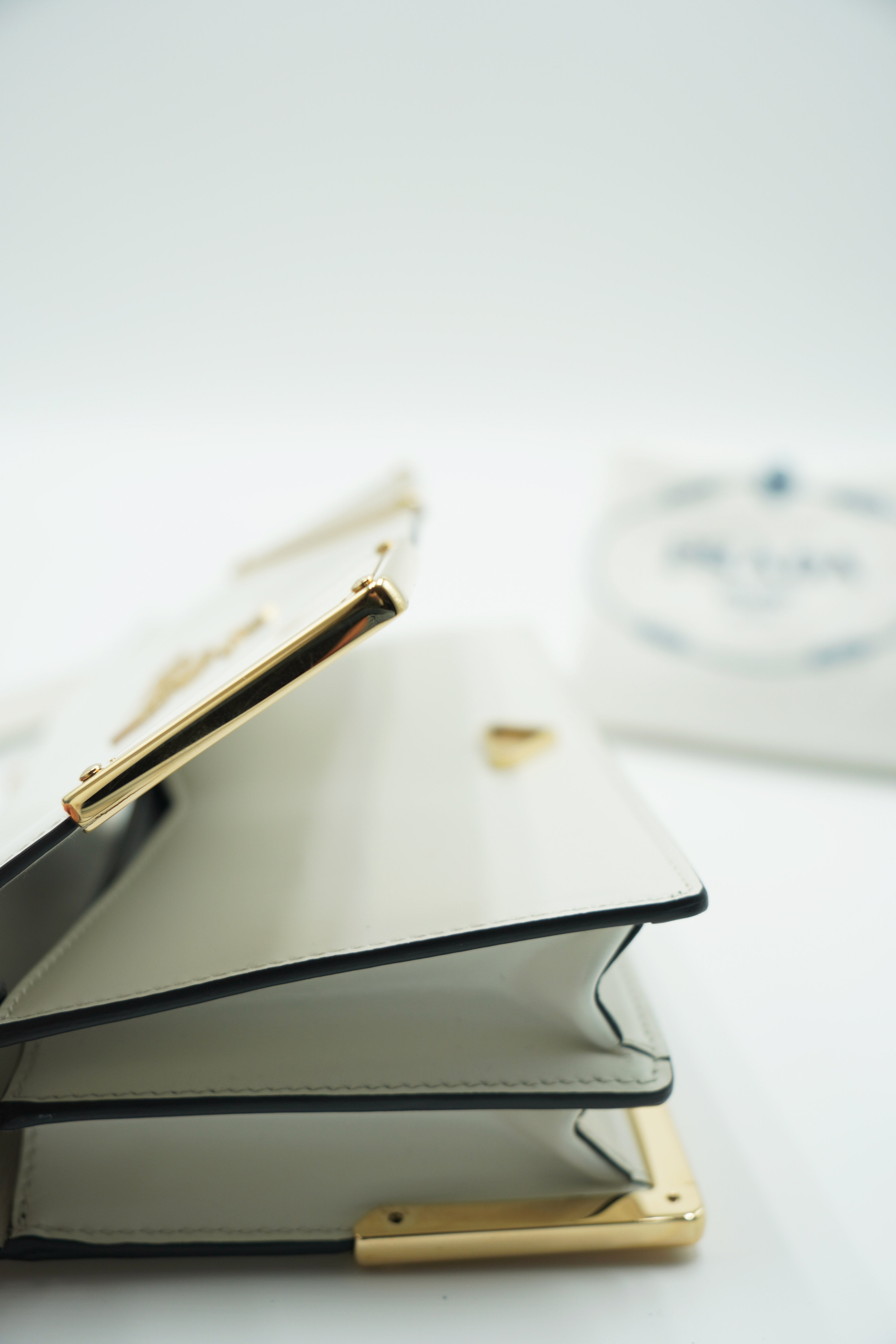 Bolso de hombro Prada de piel blanca