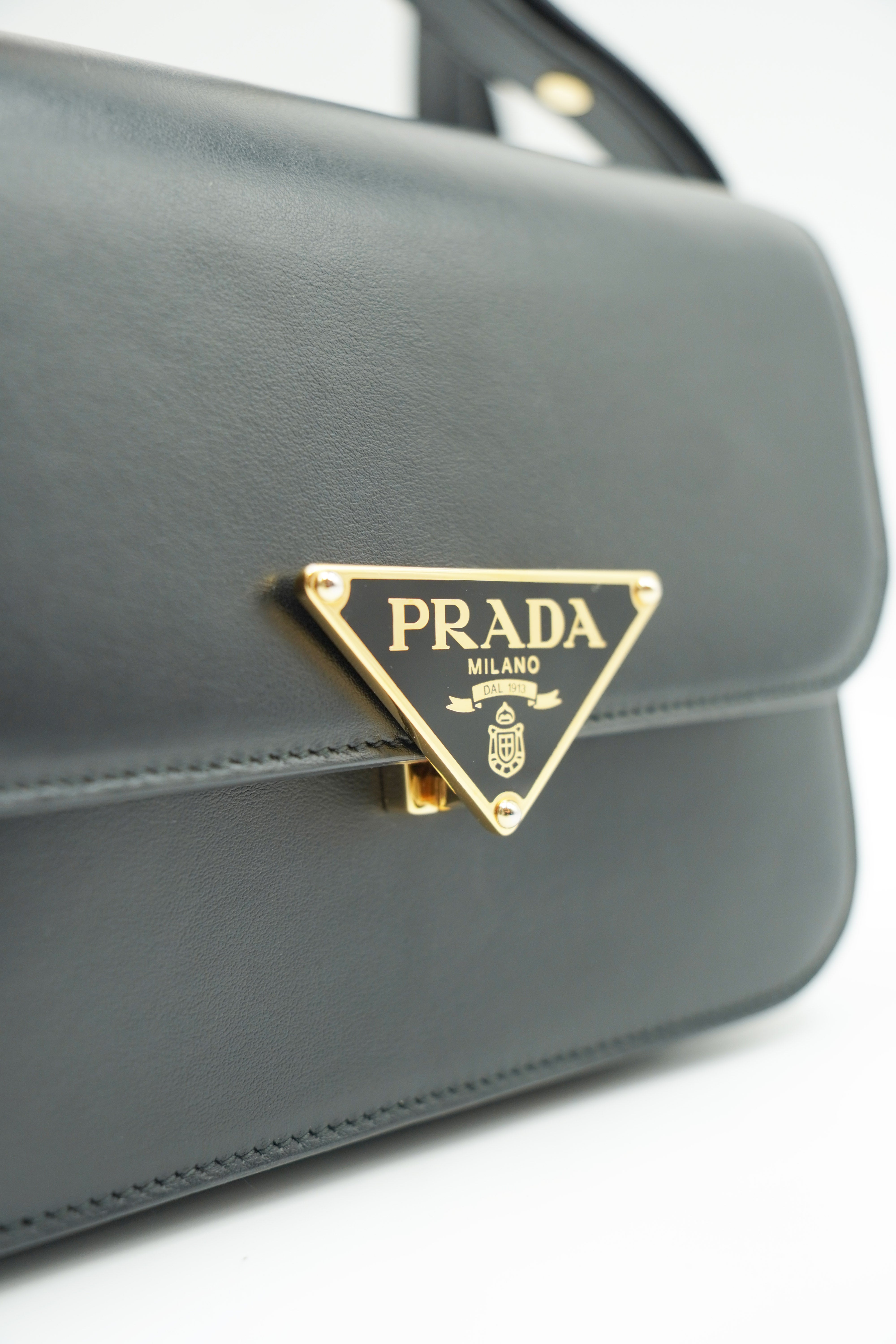 Prada Borsa Tracolla Embleme Pelle Nera - Usato Autentico