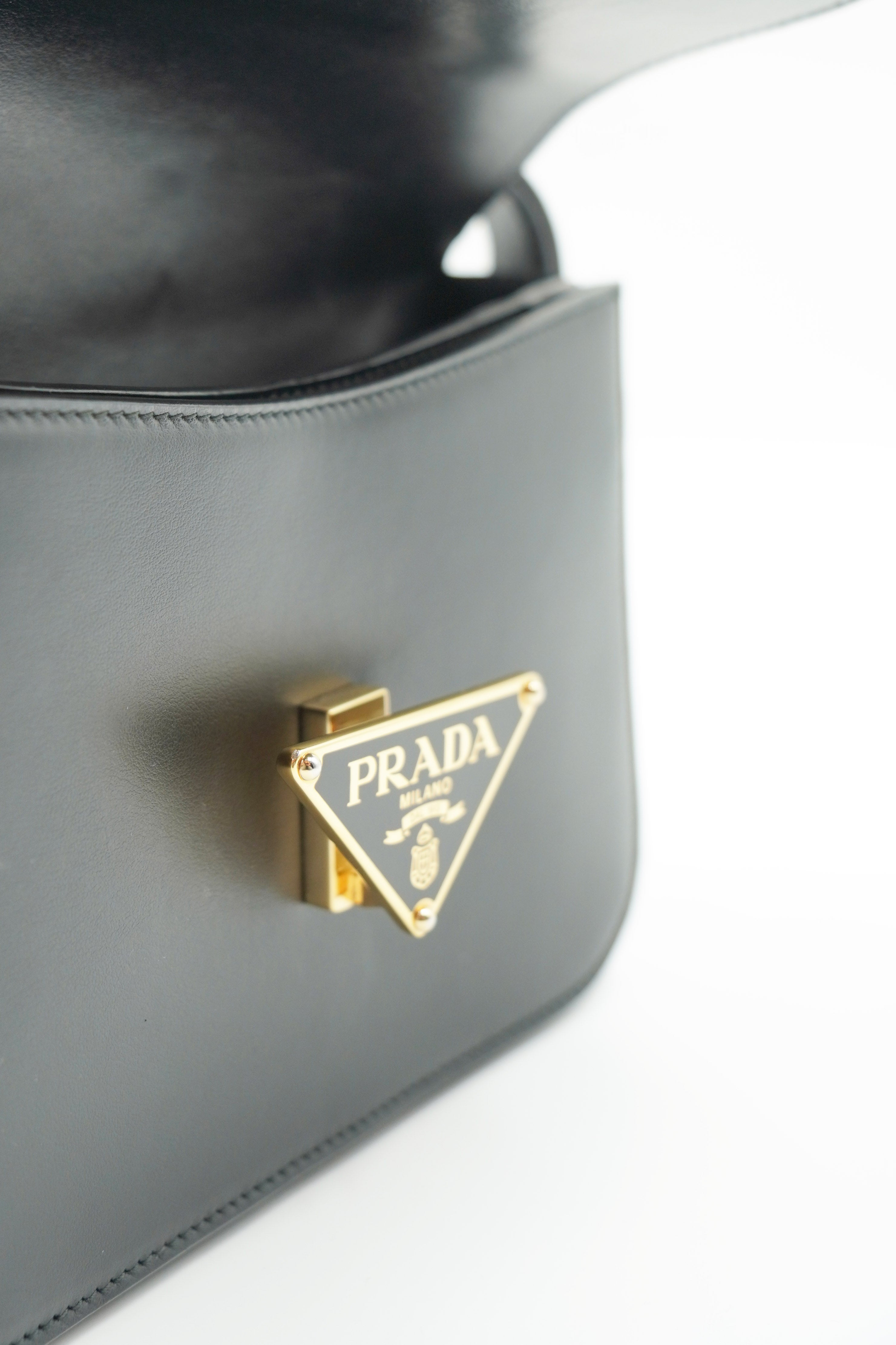 Prada Borsa Tracolla Embleme Pelle Nera - Usato Autentico