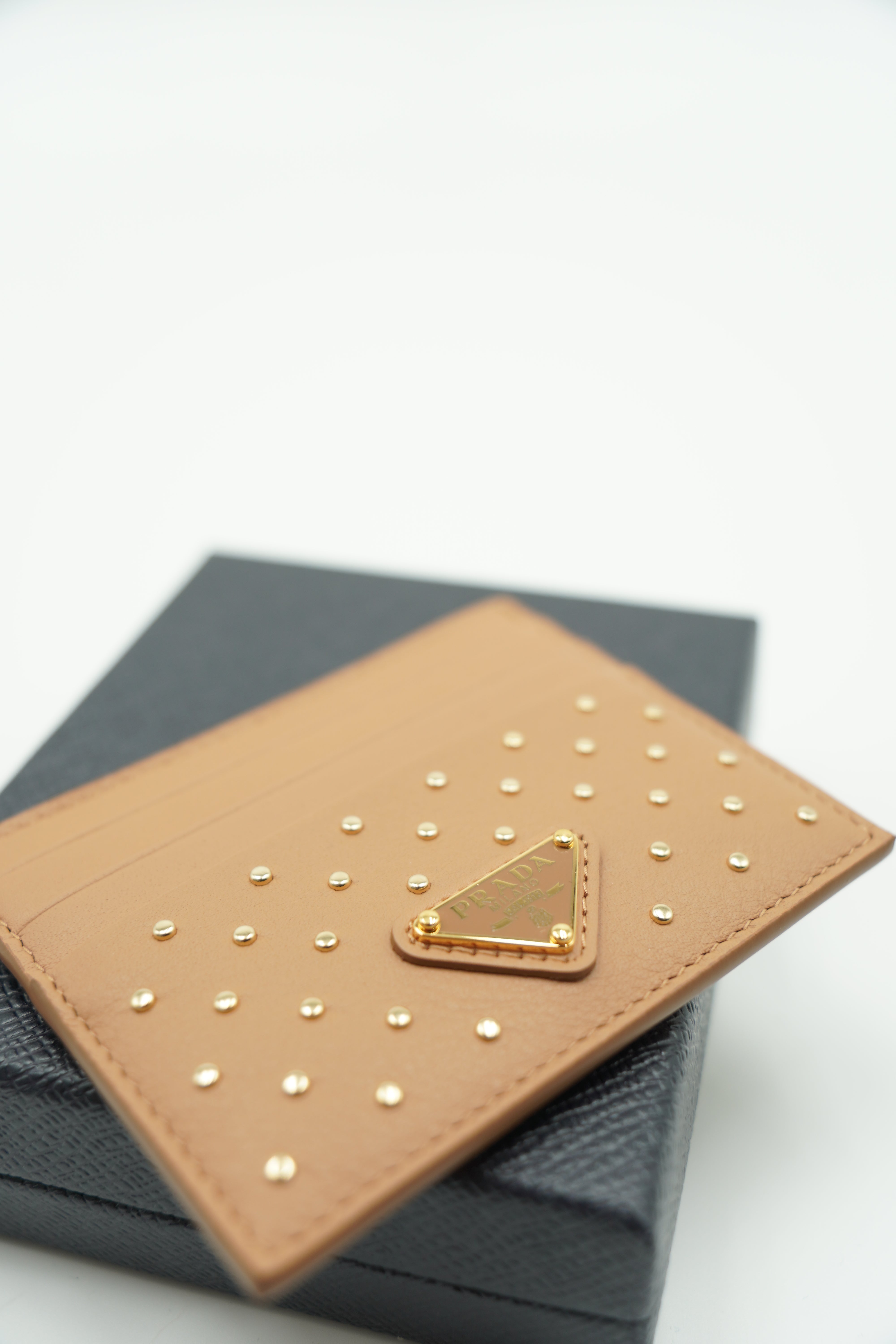 Tarjetero Prada de piel beige con tachuelas