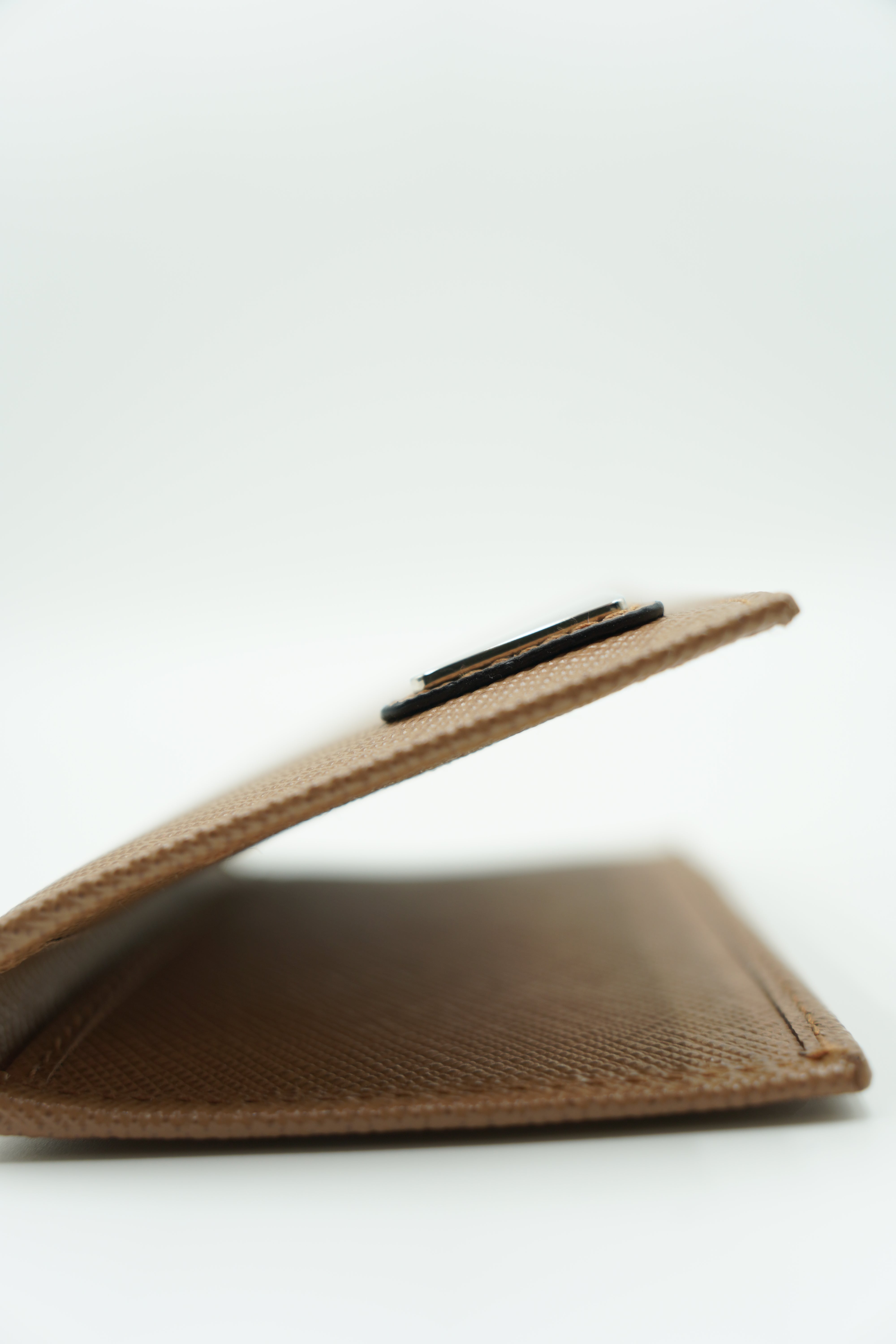 Tarjetero vertical Prada en piel saffiano beige