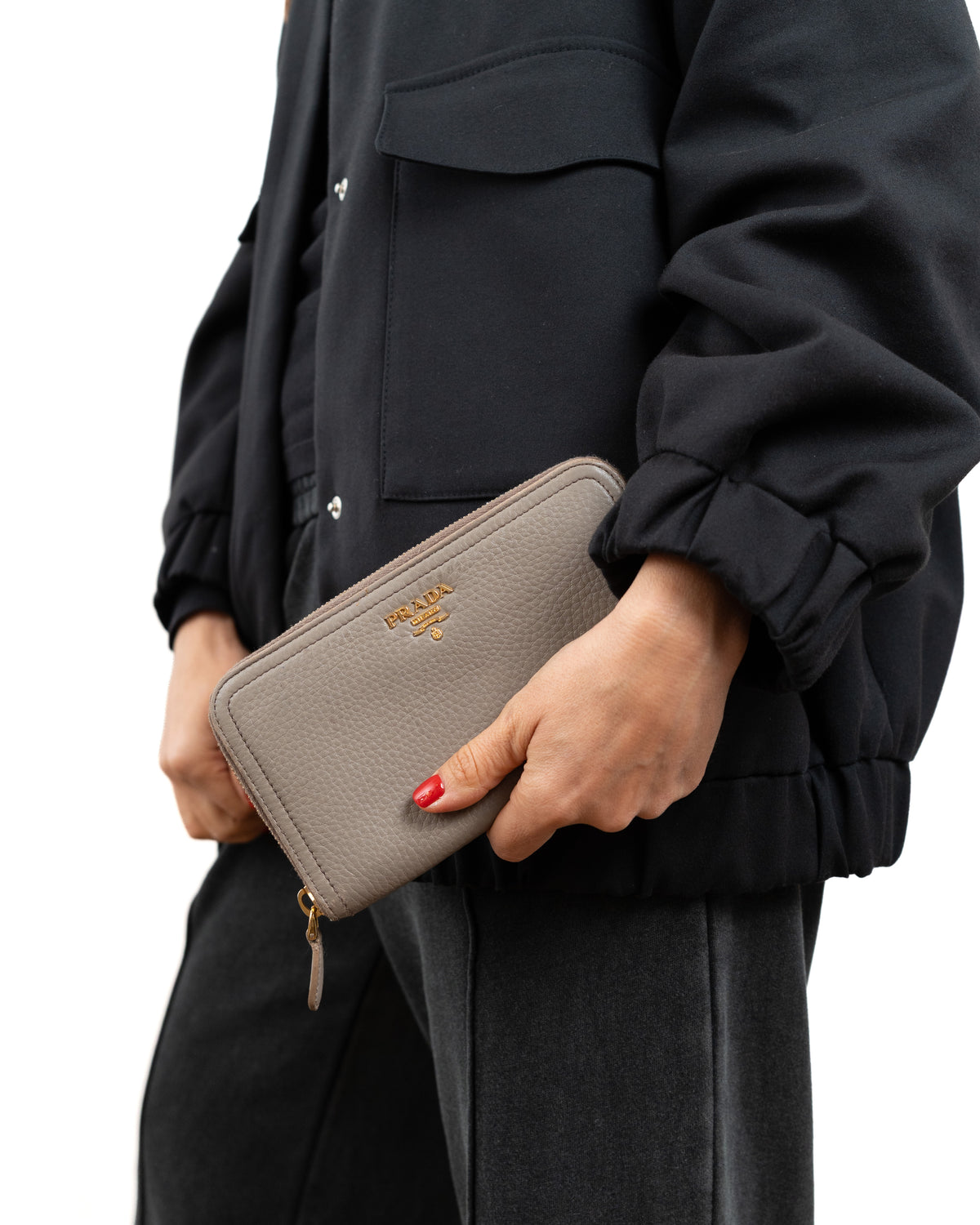 Prada Portafoglio Zip Around Pelle Martellata Beige pre-owned certificato - Aurea Luxury Lab