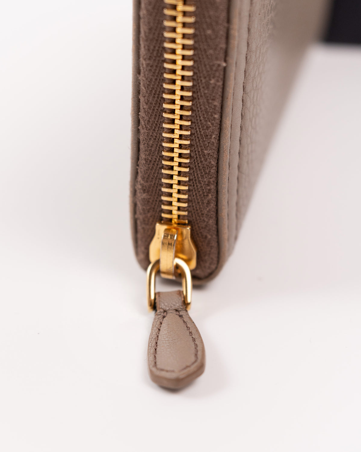 Prada Portafoglio Zip Around Pelle Martellata Beige preloved luxury certificato - Aurea Luxury Lab