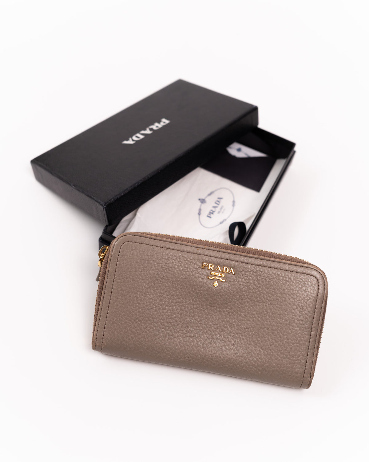 Prada Portafoglio Zip Around Pelle Martellata Beige luxury resale autentico - Aurea Luxury Lab