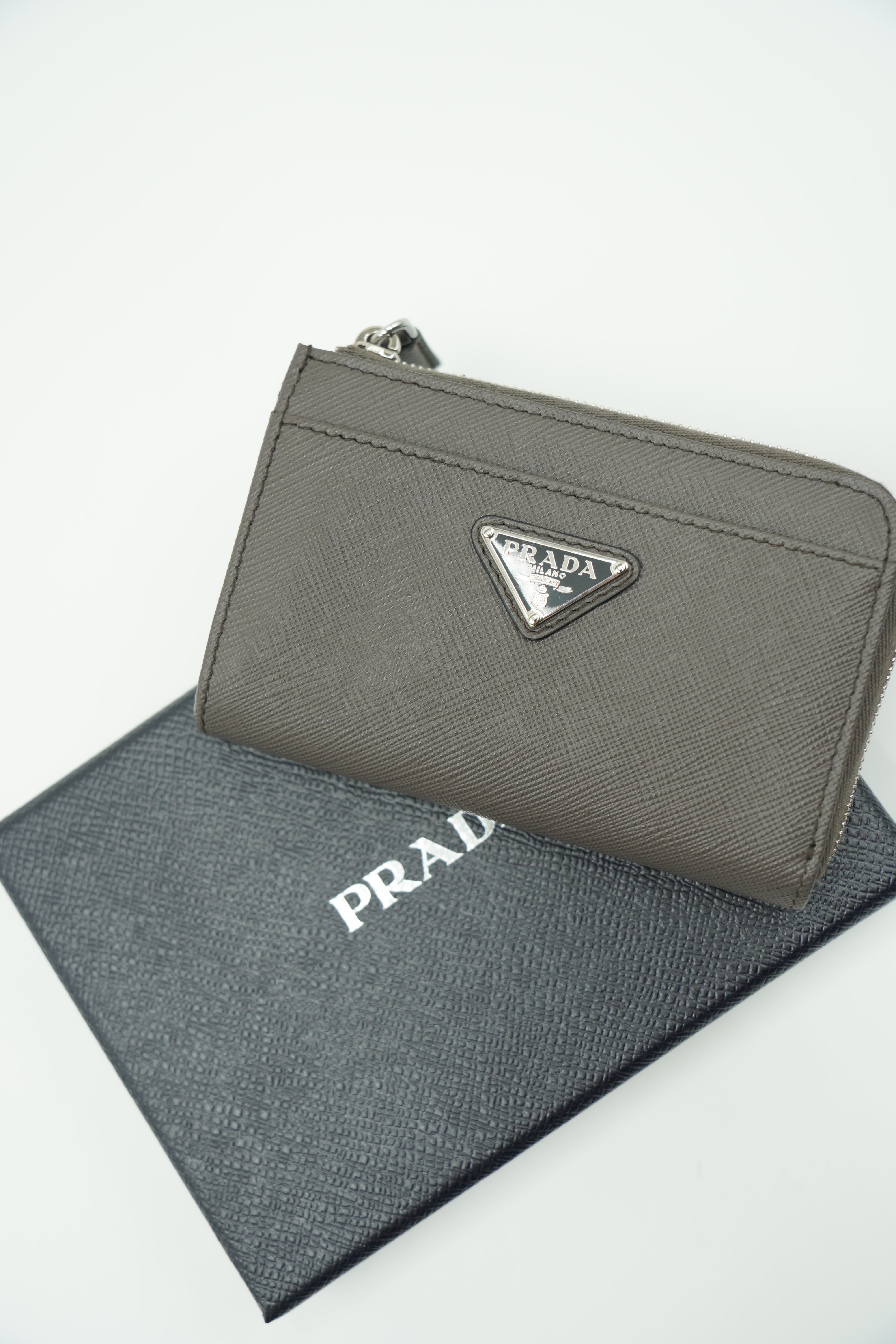 Cartera Prada con llavero en piel saffiano gris