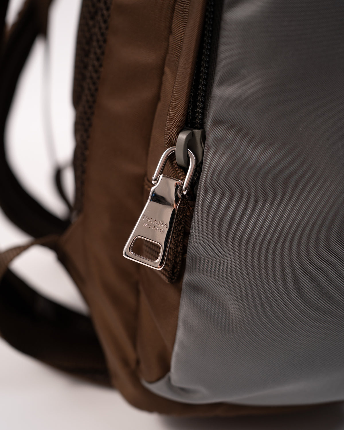 Prada Zaino Re-Nylon e Pelle Bruciato e Grigio Ceruleo second hand luxury - Aurea Luxury Lab