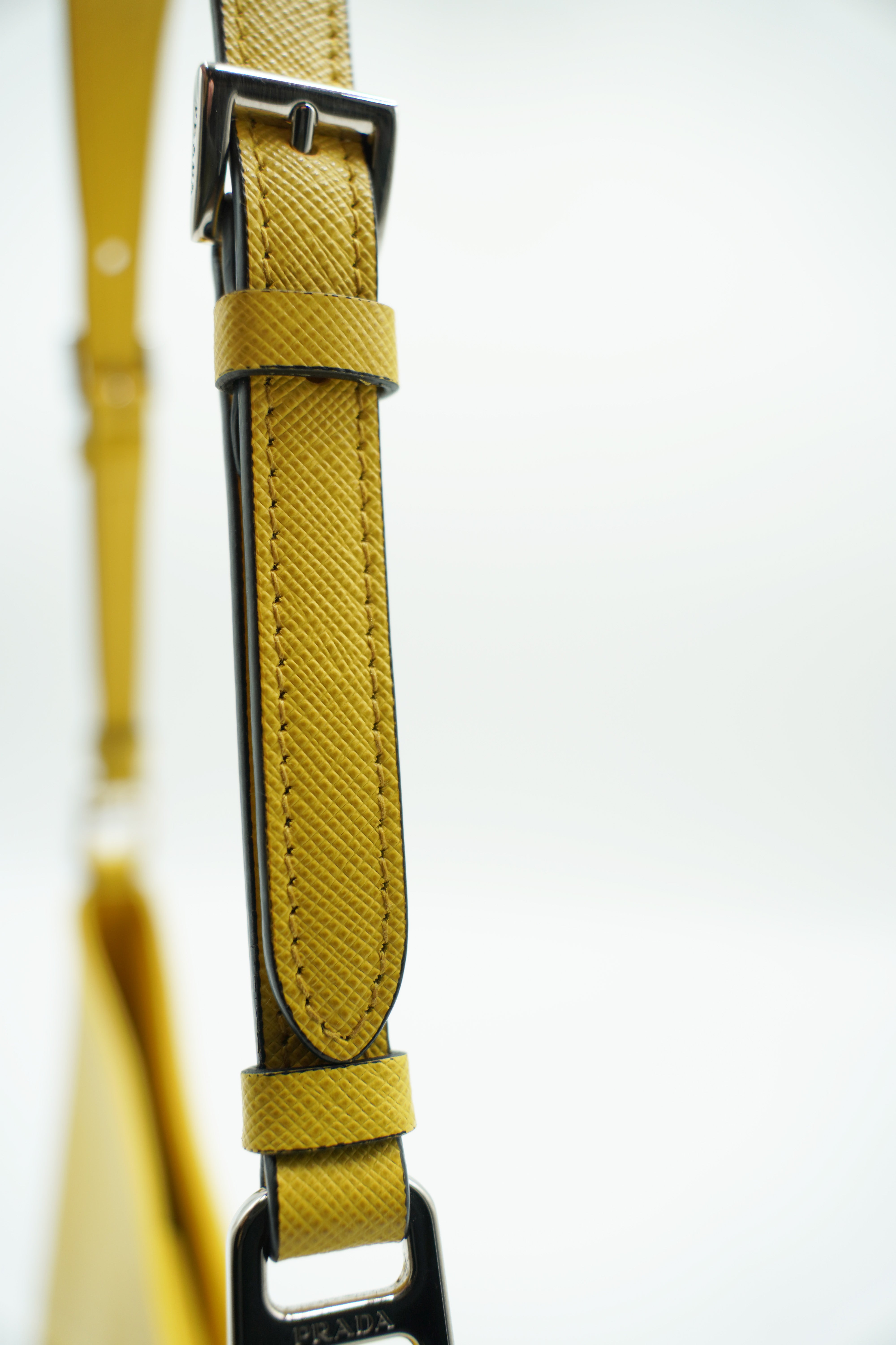 Bolso Prada Cleo en piel cepillada amarilla