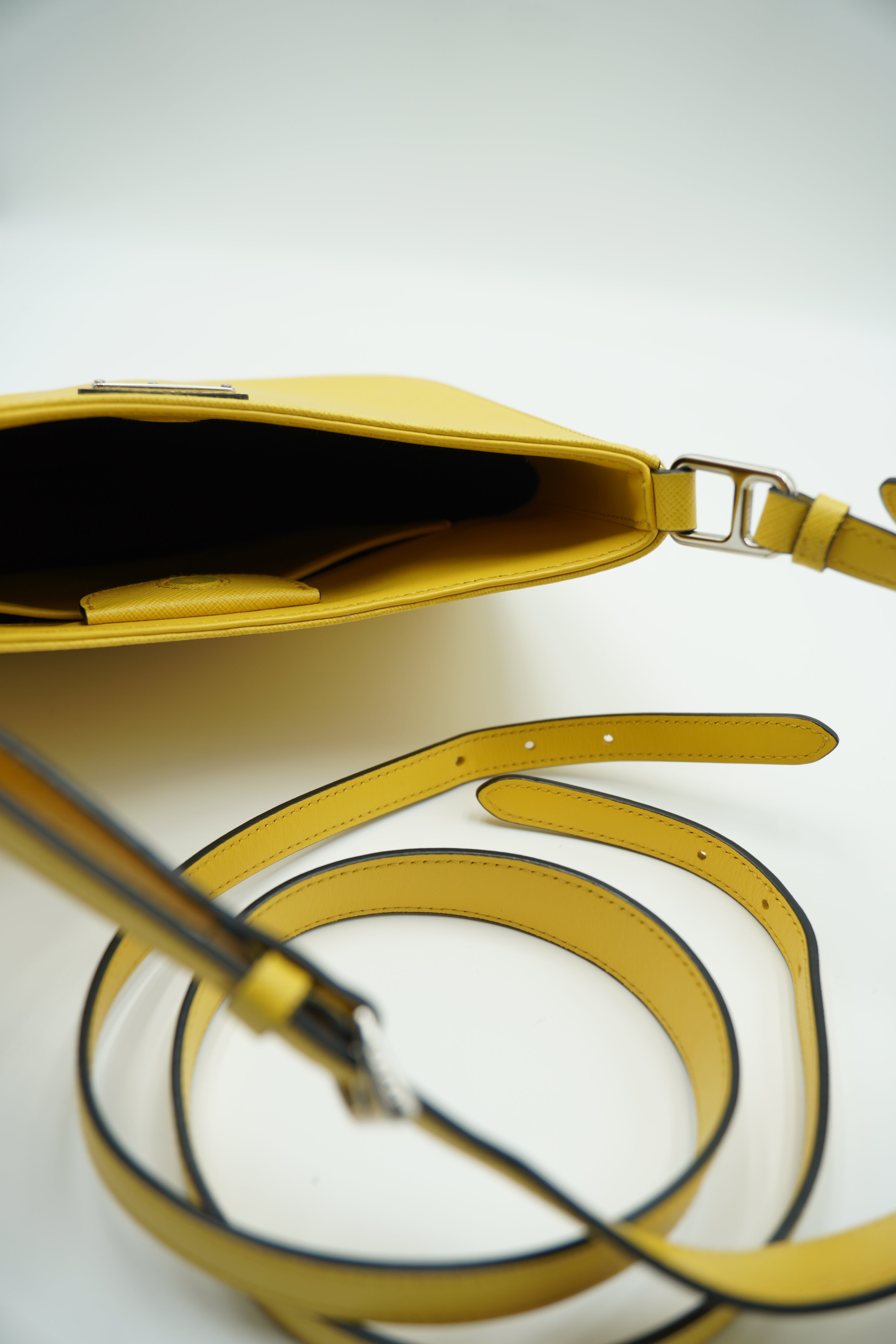 Bolso Prada Cleo en piel cepillada amarilla