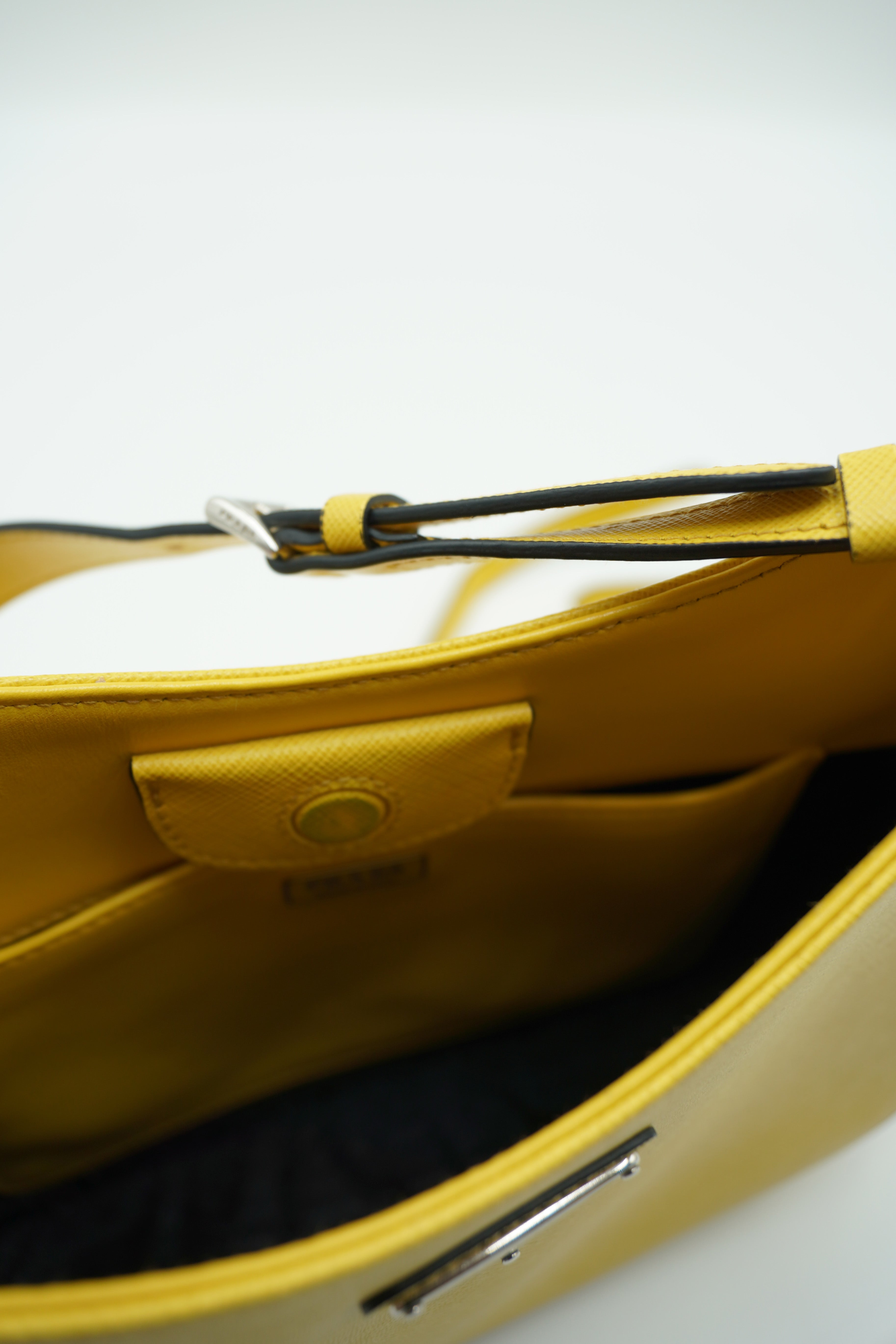 Bolso Prada Cleo en piel cepillada amarilla