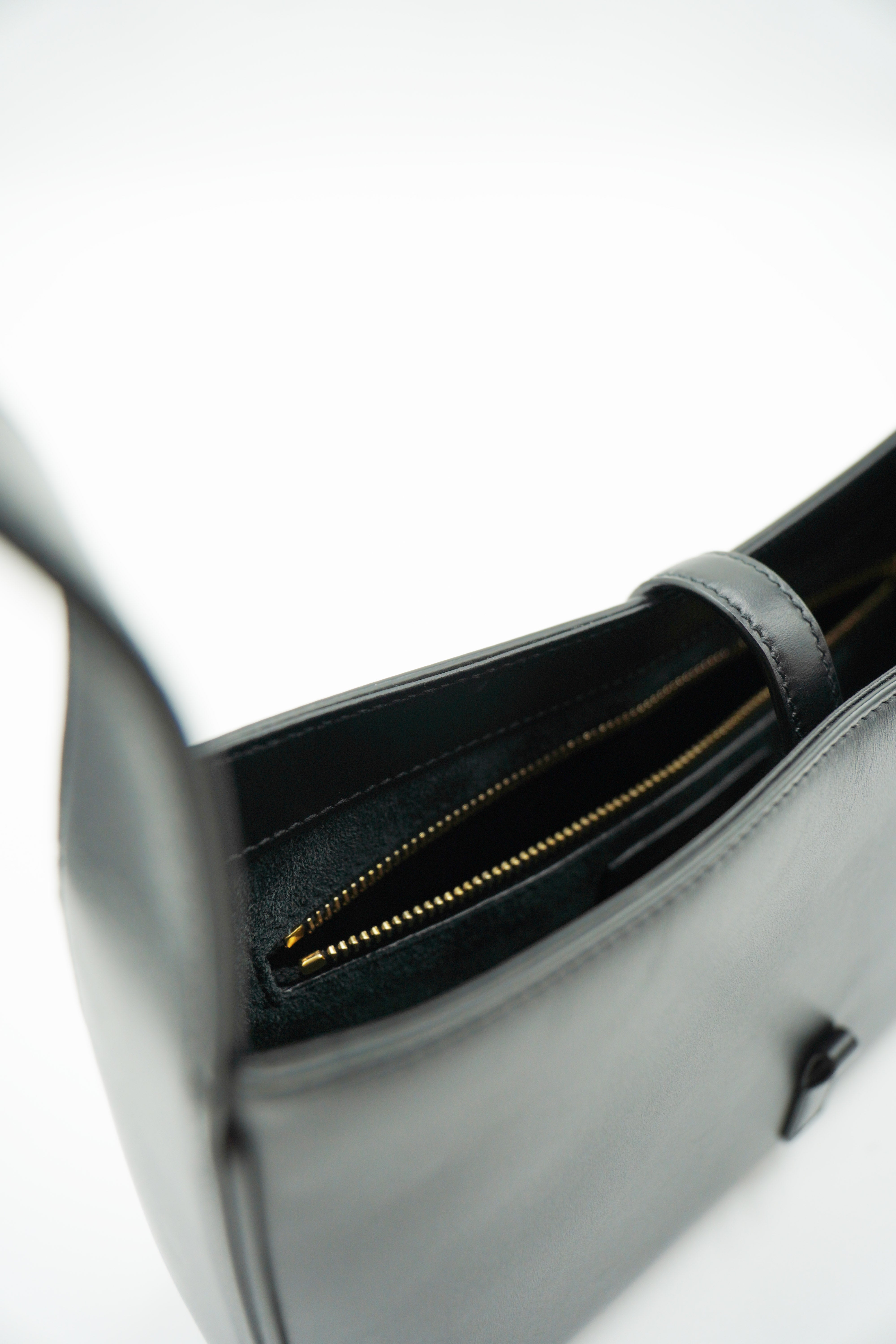 Saint Laurent Le 5 À 7 Bag in Black Smooth Leather — Authentic Pre-owned