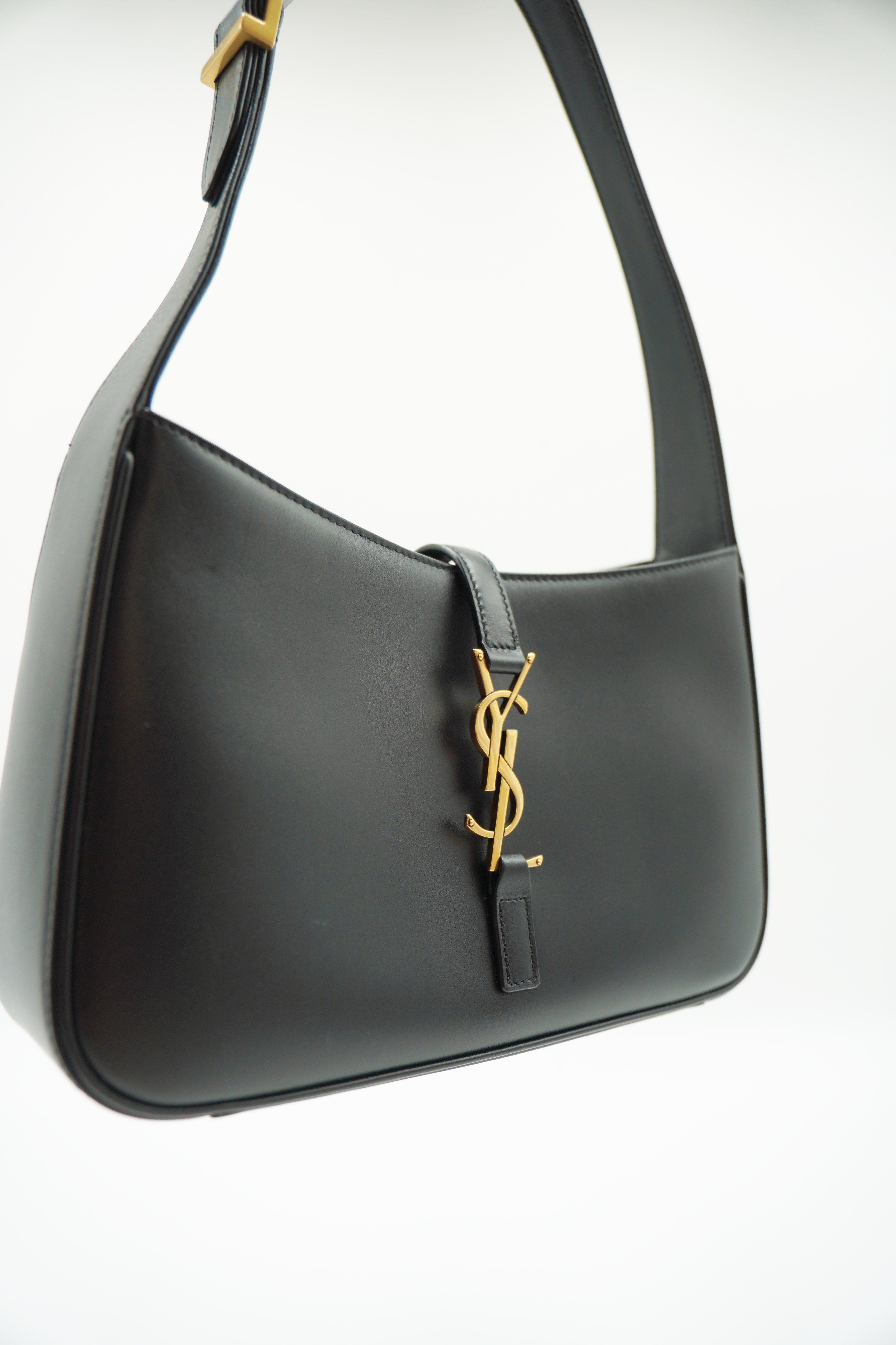 Saint Laurent Le 5 À 7 Bag in Black Smooth Leather — Authentic Pre-owned