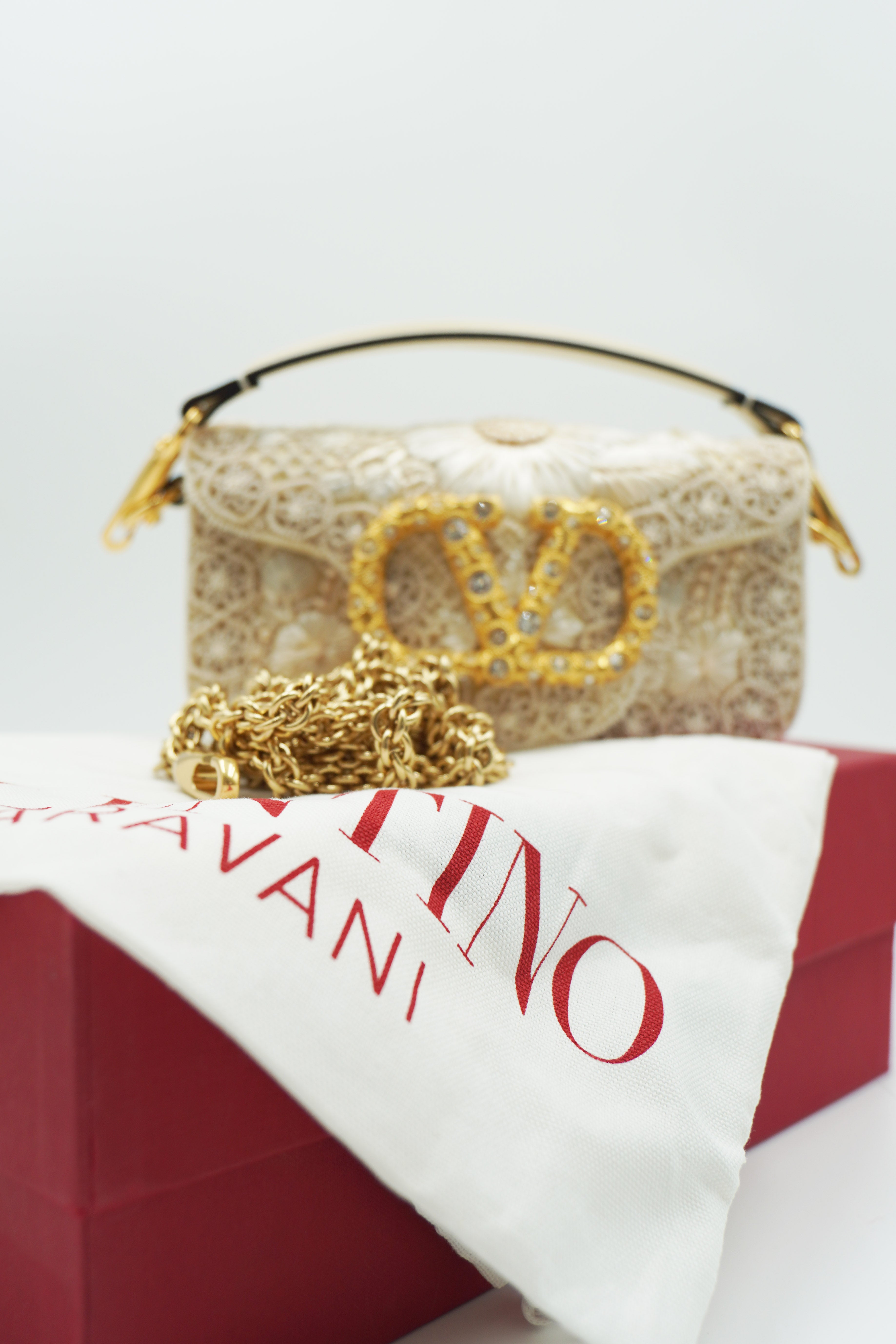Valentino Garavani Borsa a Spalla Locò In Pizzo Strass e Logo Gioiello preloved luxury certificata - Aurea Luxury Lab