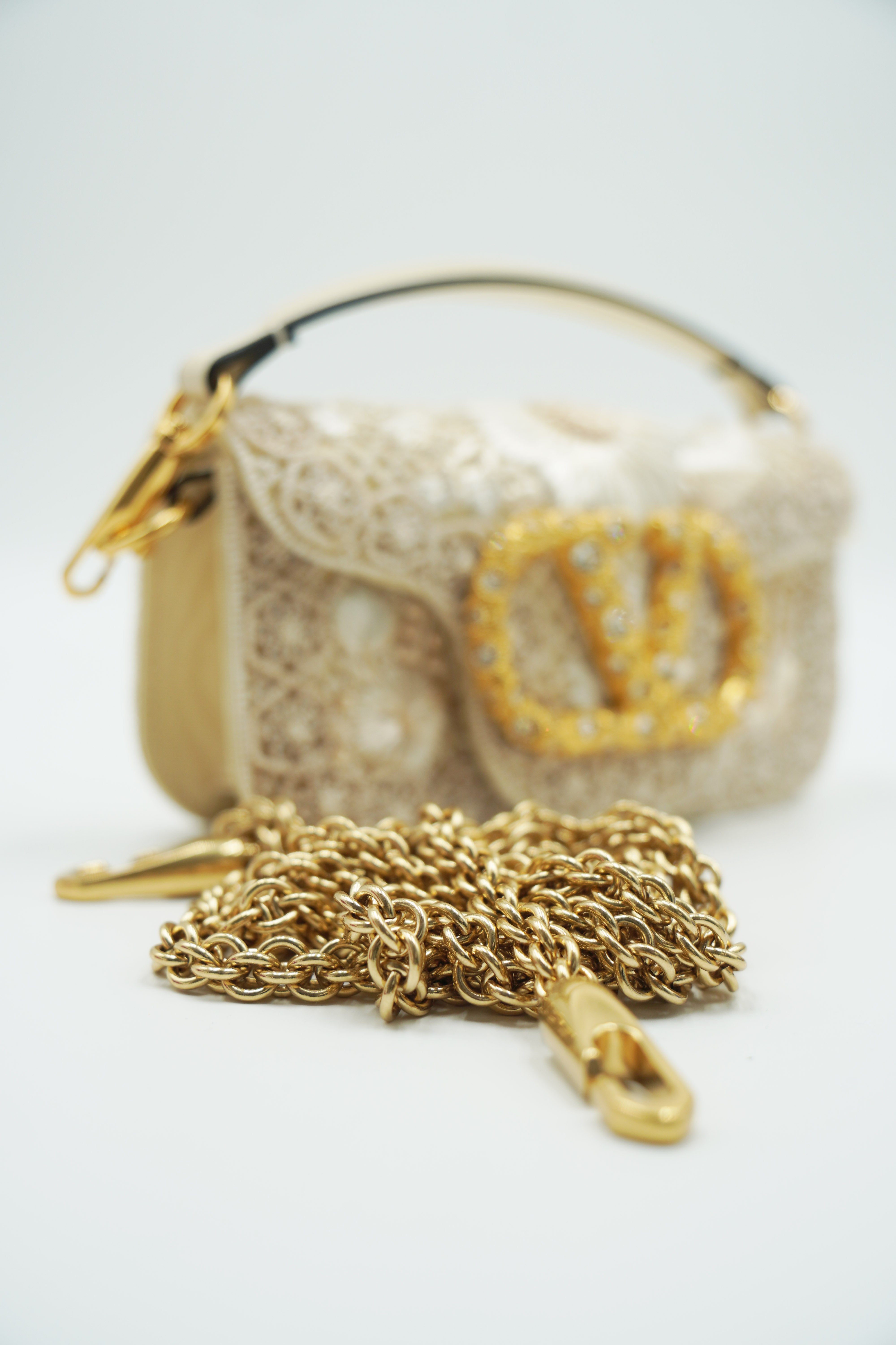 Valentino Garavani Borsa a Spalla Locò In Pizzo Strass e Logo Gioiello second hand certificata Entrupy - Aurea Luxury Lab