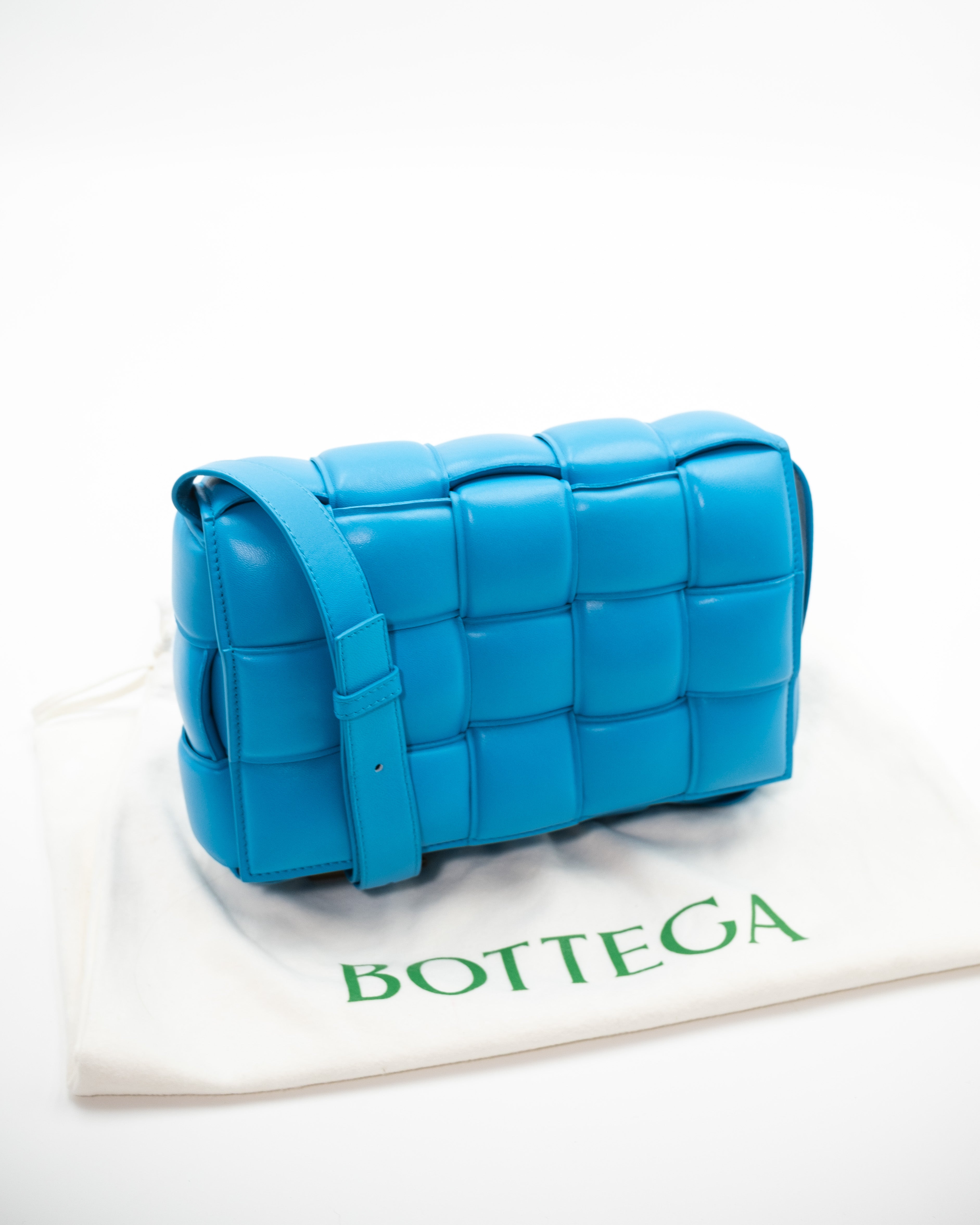 Bottega Veneta Borsa Padded Cassette Pelle Nappa Celeste — Pre-owned Autentica