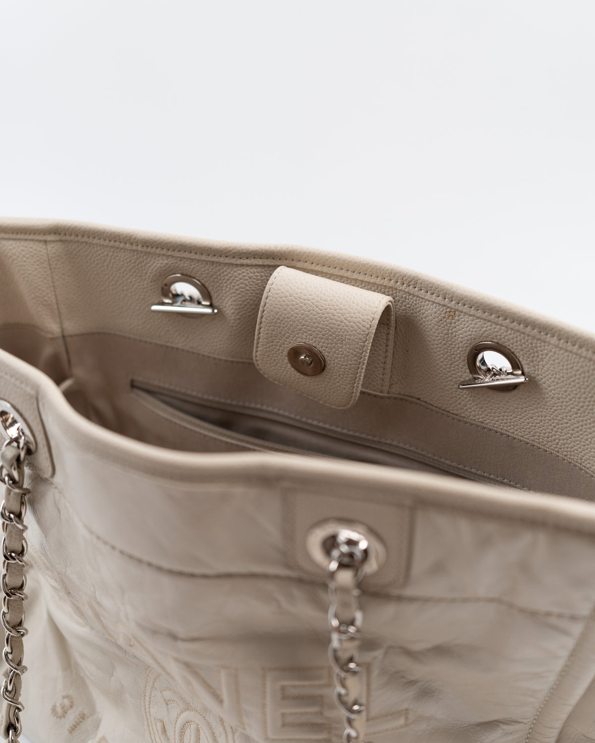 Chanel Borsa Deauville Pelle Beige dettaglio second hand luxury - Aurea Luxury Lab