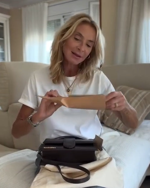 Bibiana Buch con Jacquemus Le Grand Bambino cioccolato