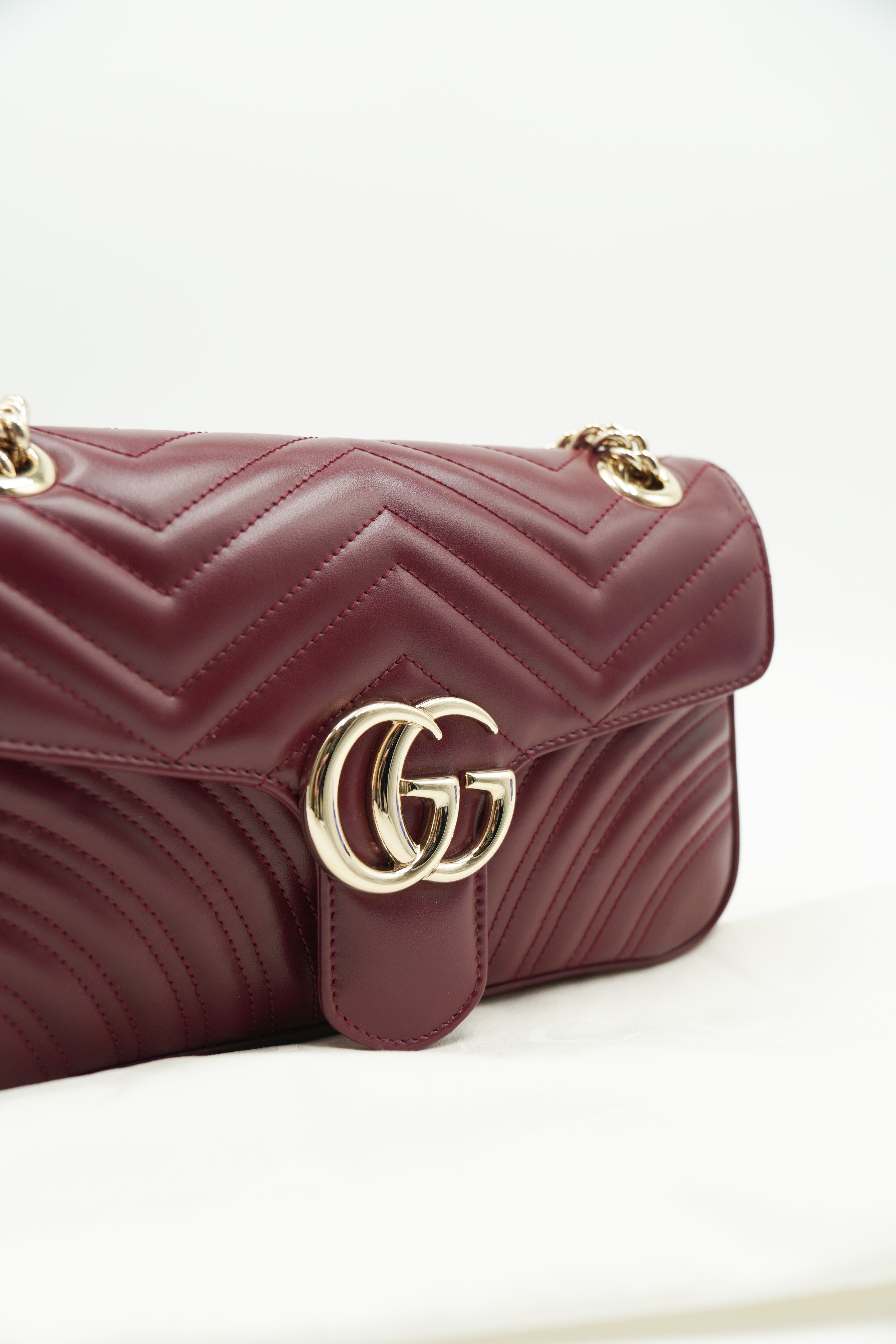 GUCCI バッグ　レザー　ワインレッド Gucci Marmont Medium Burgundy Leather Bag - Authentic Used