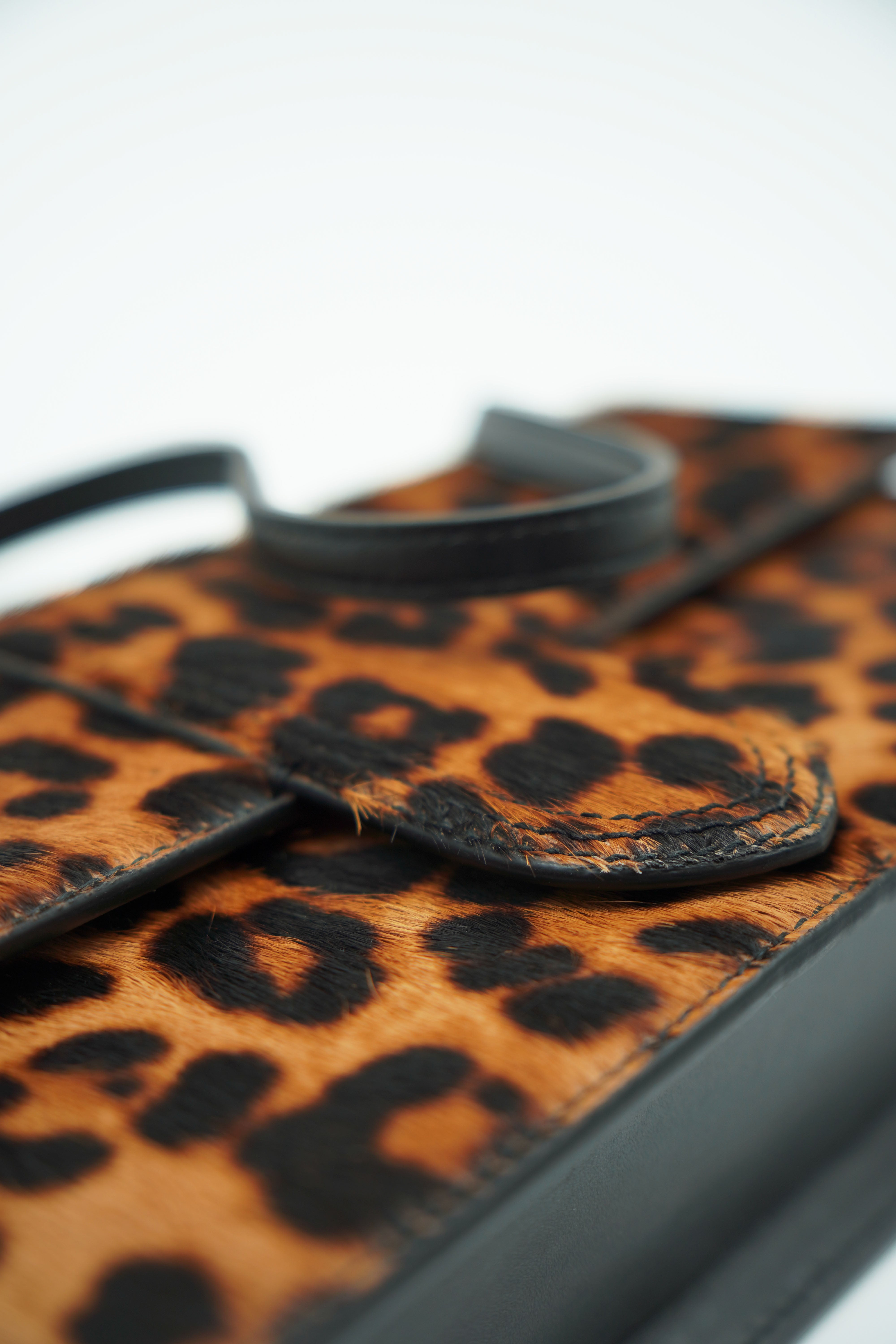Bolso infantil largo con estampado de leopardo de Jacquemus