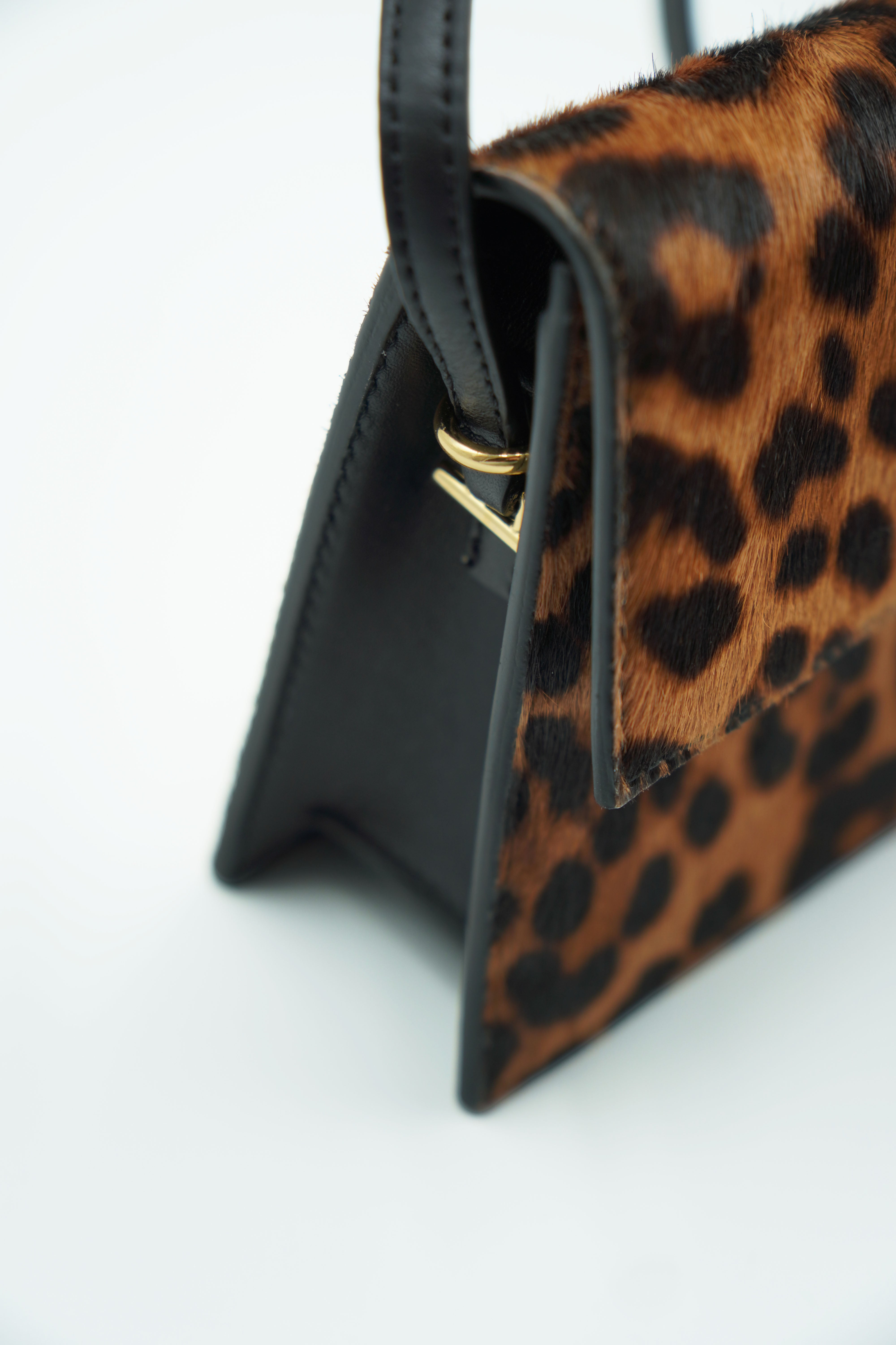 Bolso infantil largo con estampado de leopardo de Jacquemus