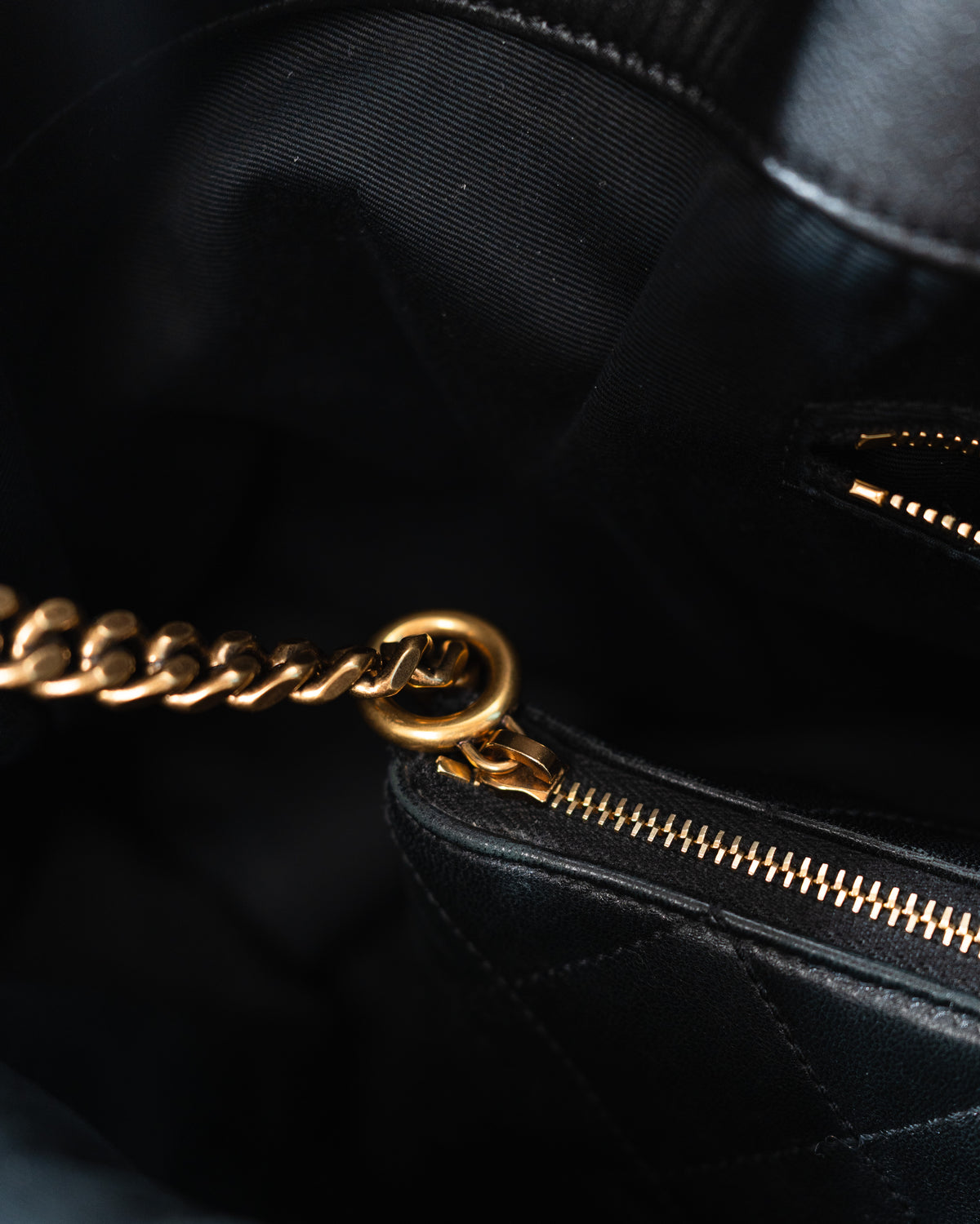 Saint Laurent Borsa Icare Maxi Pelle di Agnello Trapuntata Nera pouch con zip pre-owned certificata - Aurea Luxury Lab